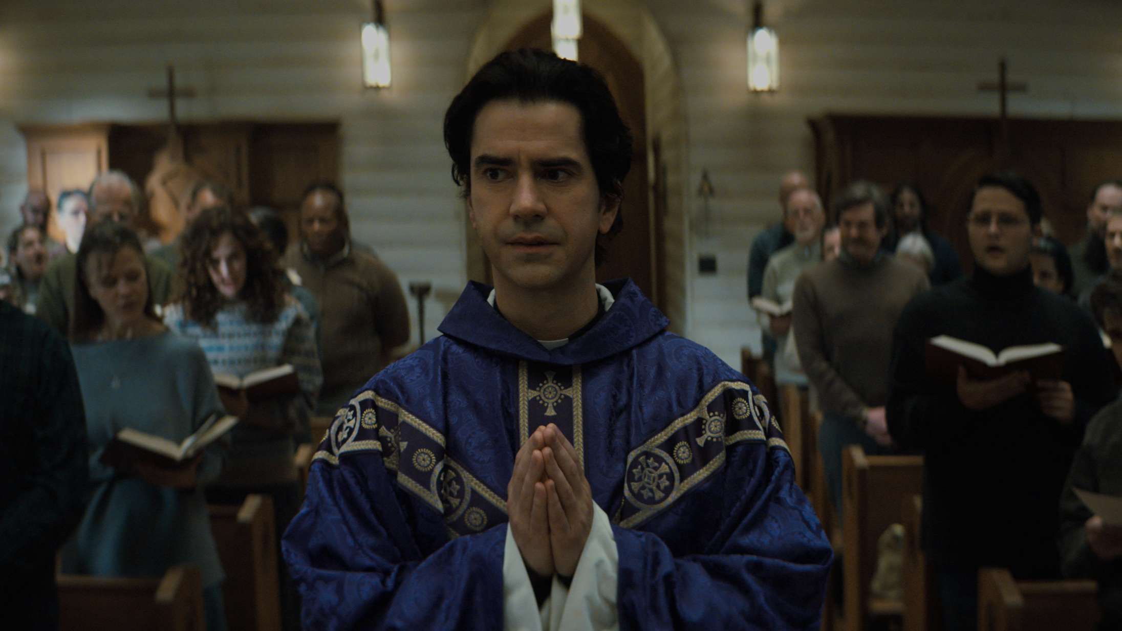 ’Midnight Mass’: Ondskaben lurer overalt i horrormaestro Mike Flanagans nye Netflix-serie