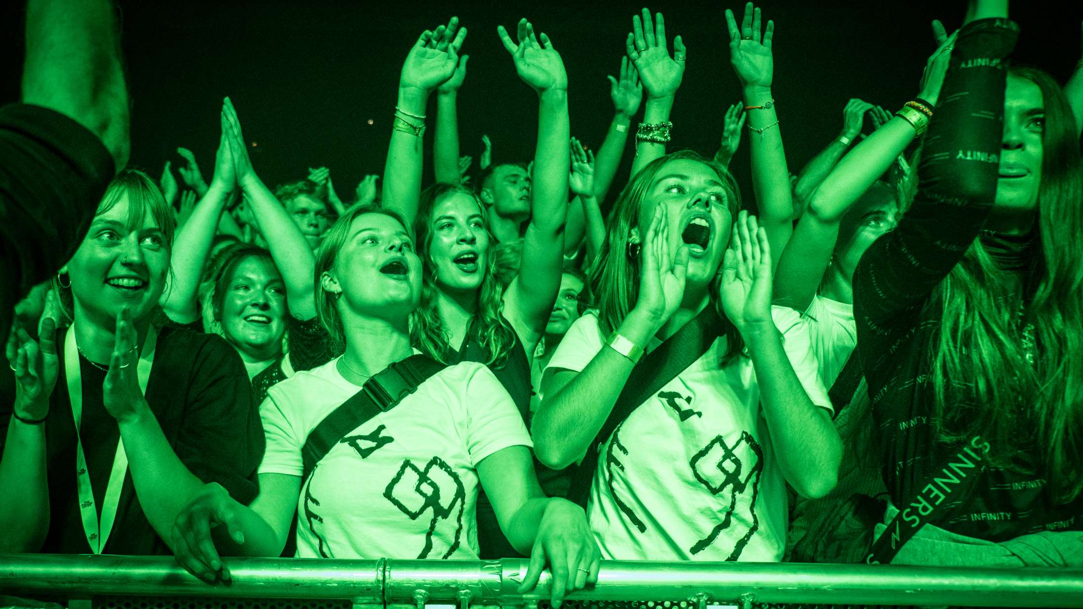 Alle corona-restriktioner ophæves – slut med mundbind og coronapas