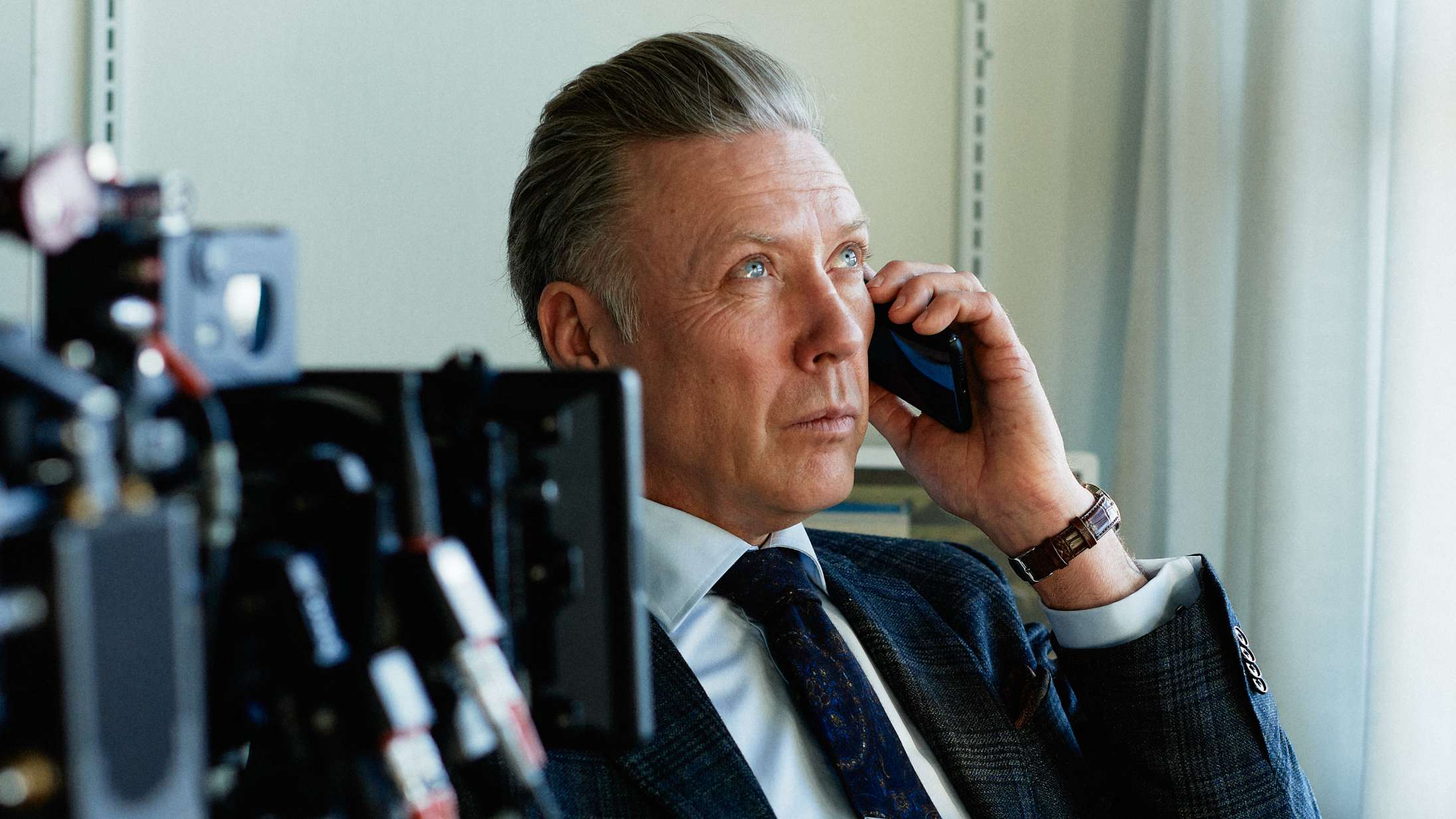 Castet til ‘Riget Exodus’ bliver vildere og vildere: Alexander Skarsgård og Mikael Persbrandt tjekker ind