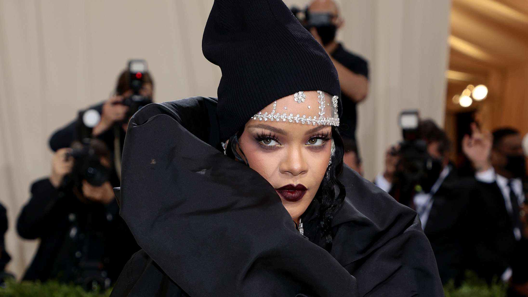 Rihanna modtager hadegave fra PETA, efter at hun blev set iført pels