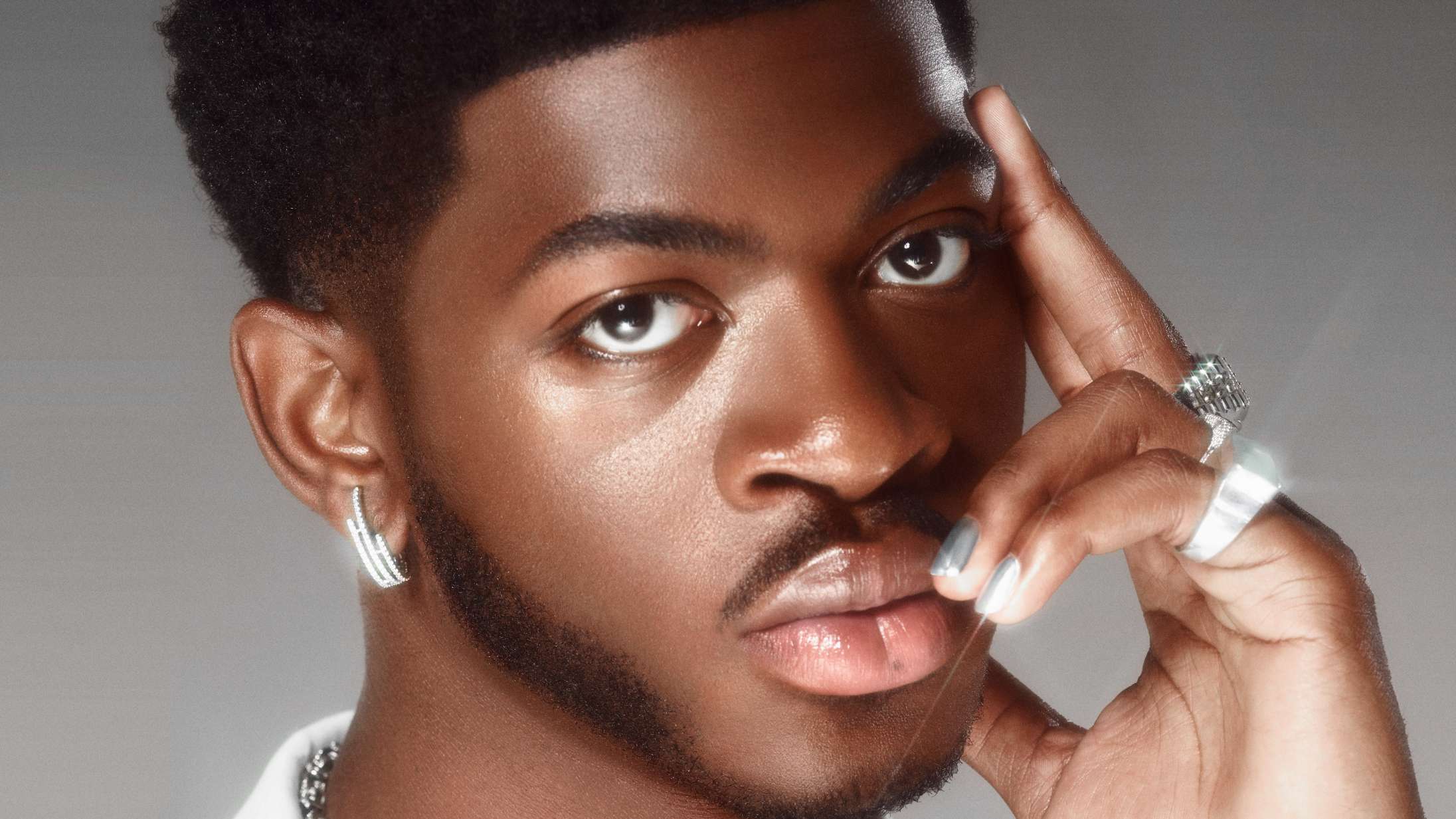 Lil Nas X’s debutalbum er lige det, min biseksuelle sjæl har haft brug for