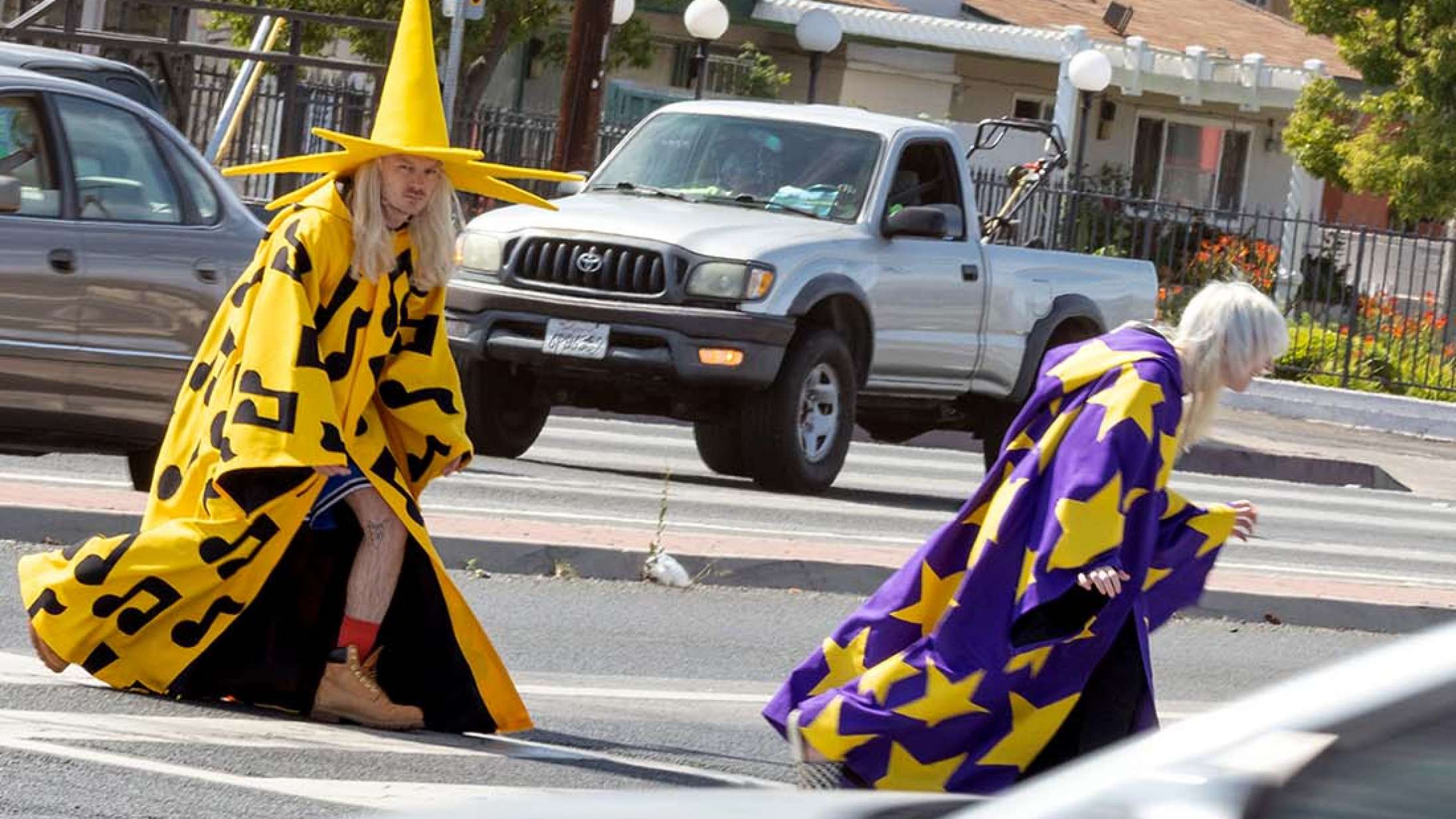 Genialt nyskabende eller bare dårlig smag? Kultduoen 100 Gecs kommer til Danmark