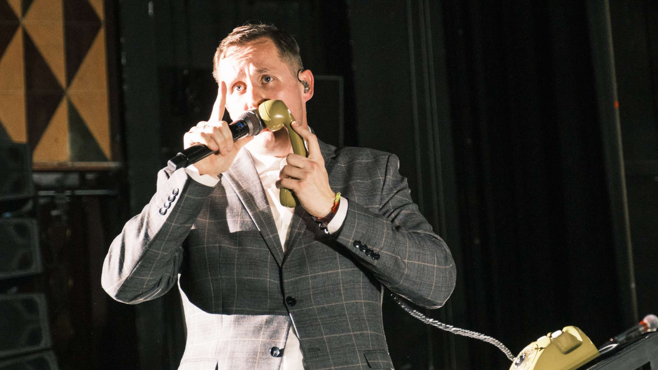 Benjamin Hav brækkede foden under koncert, men spillede videre i en time: »Lægen kaldte mig psykopat«