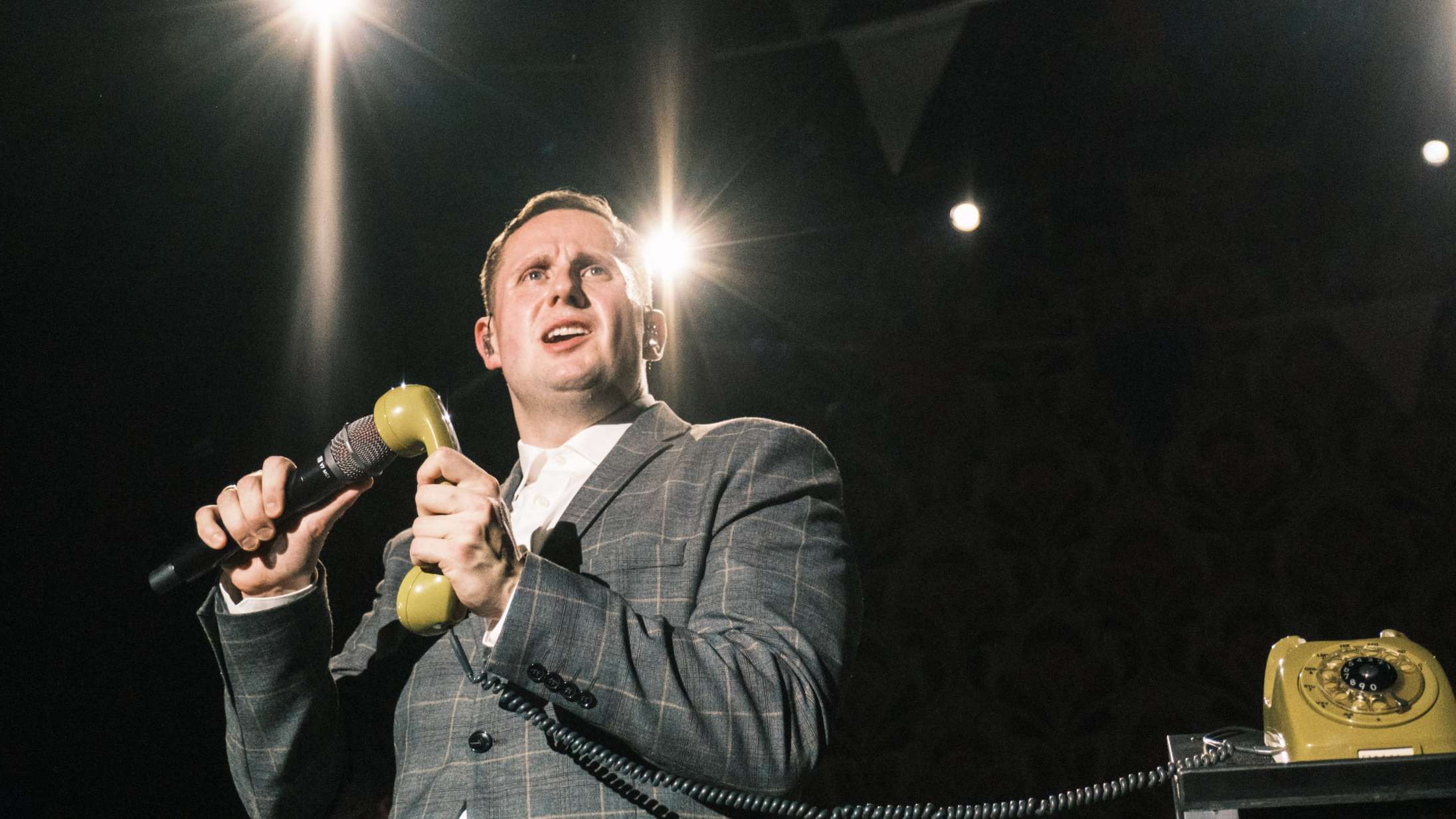 Benjamin Hav gav en vidunderligt bizar koncert – med TopGunn over telefonen og wtf-overraskende blomstermand