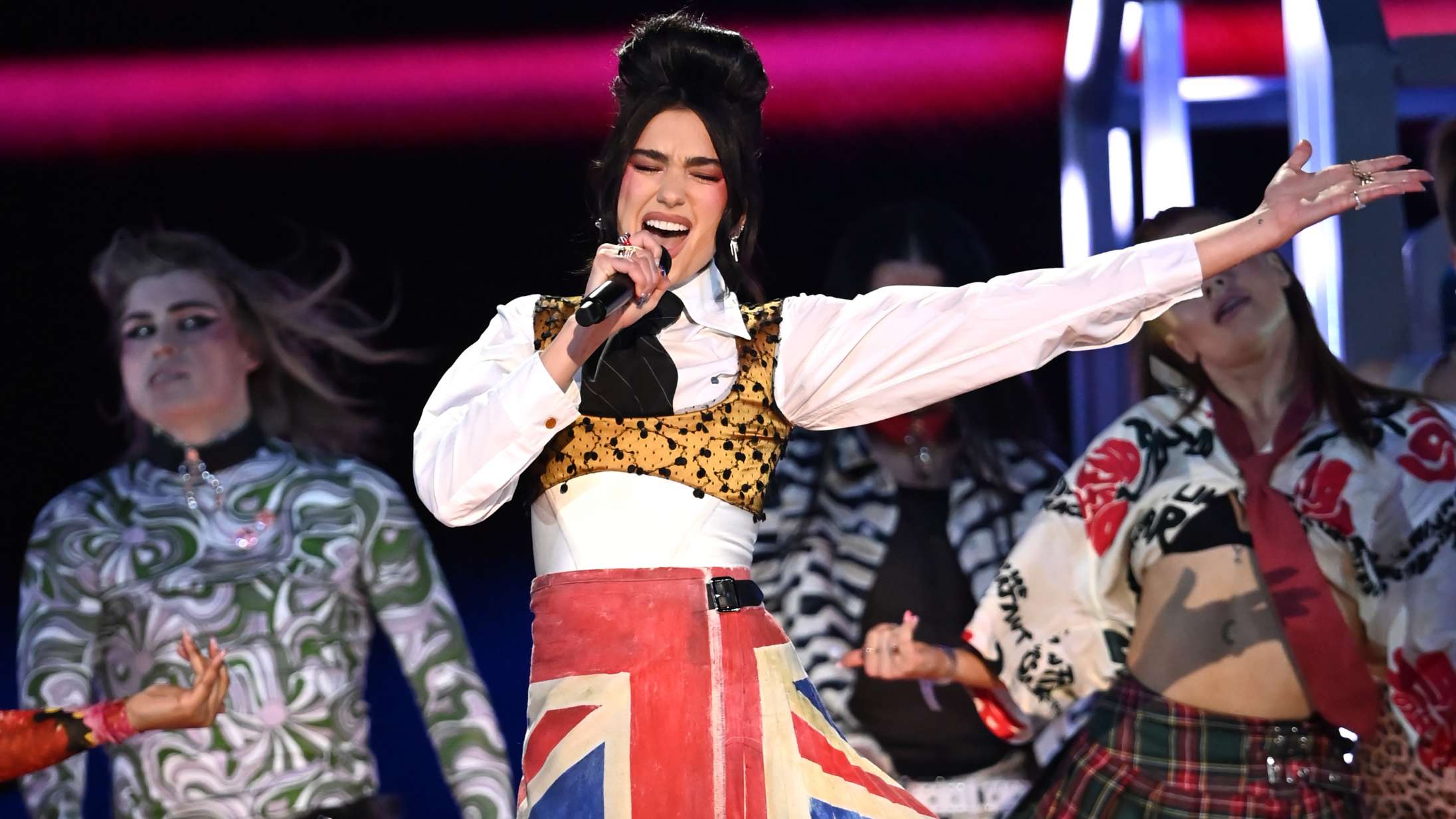 Har du tænkt over, hvor poetisk det er, at Dua Lipa er første hovednavn til Roskilde Festival 2022?