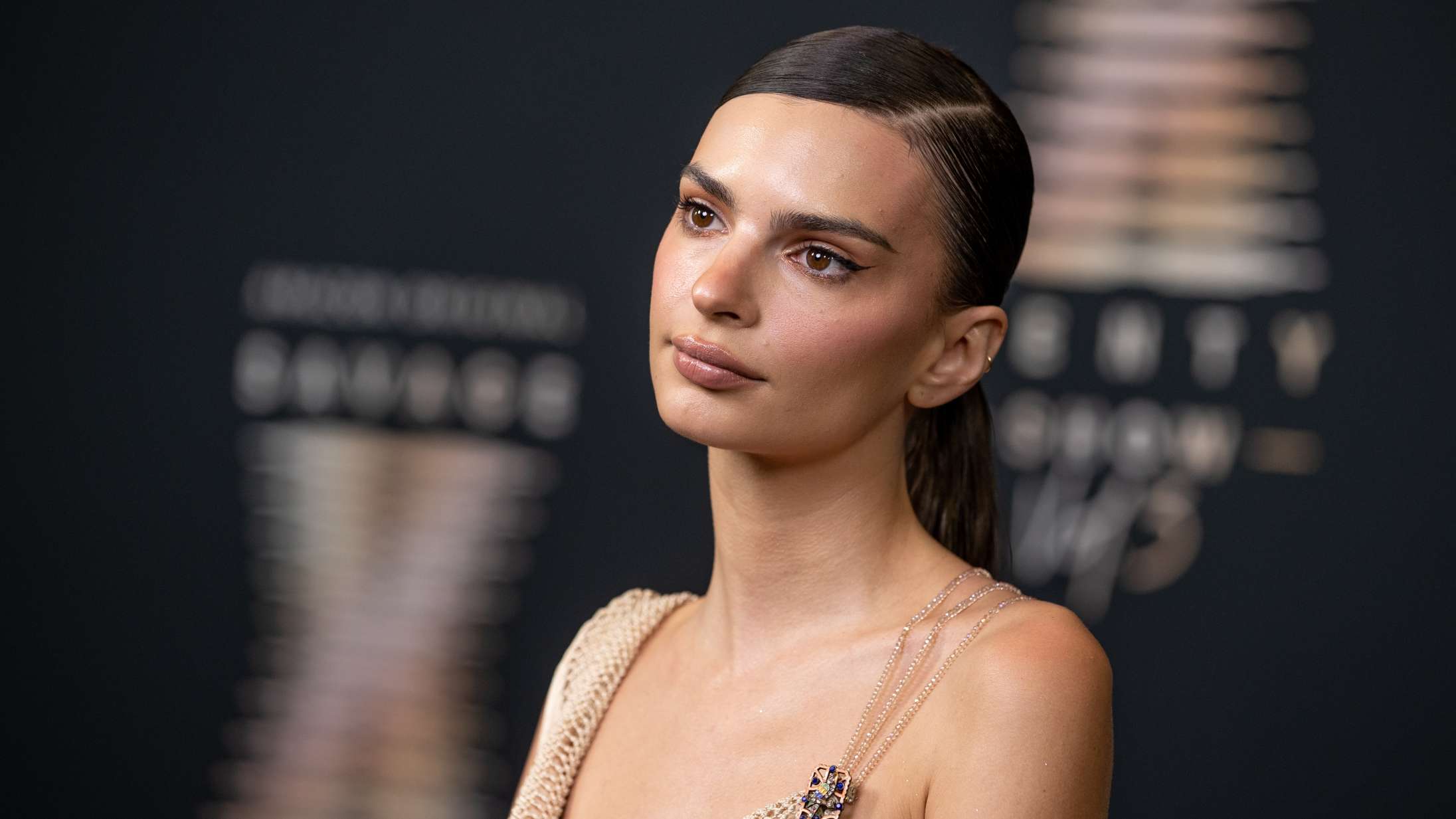 Emily Ratajkowski troller sine virale forhold på TikTok