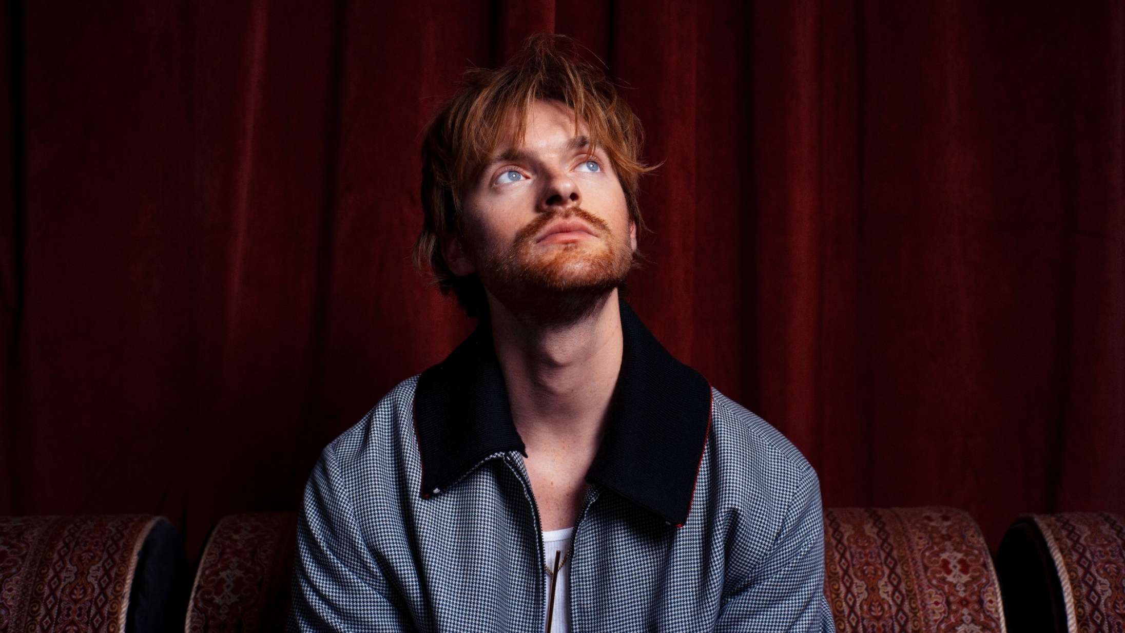 Finneas’ debutalbum når på ingen måder de højder, han har opnået i samarbejde med søsteren Billie Eilish