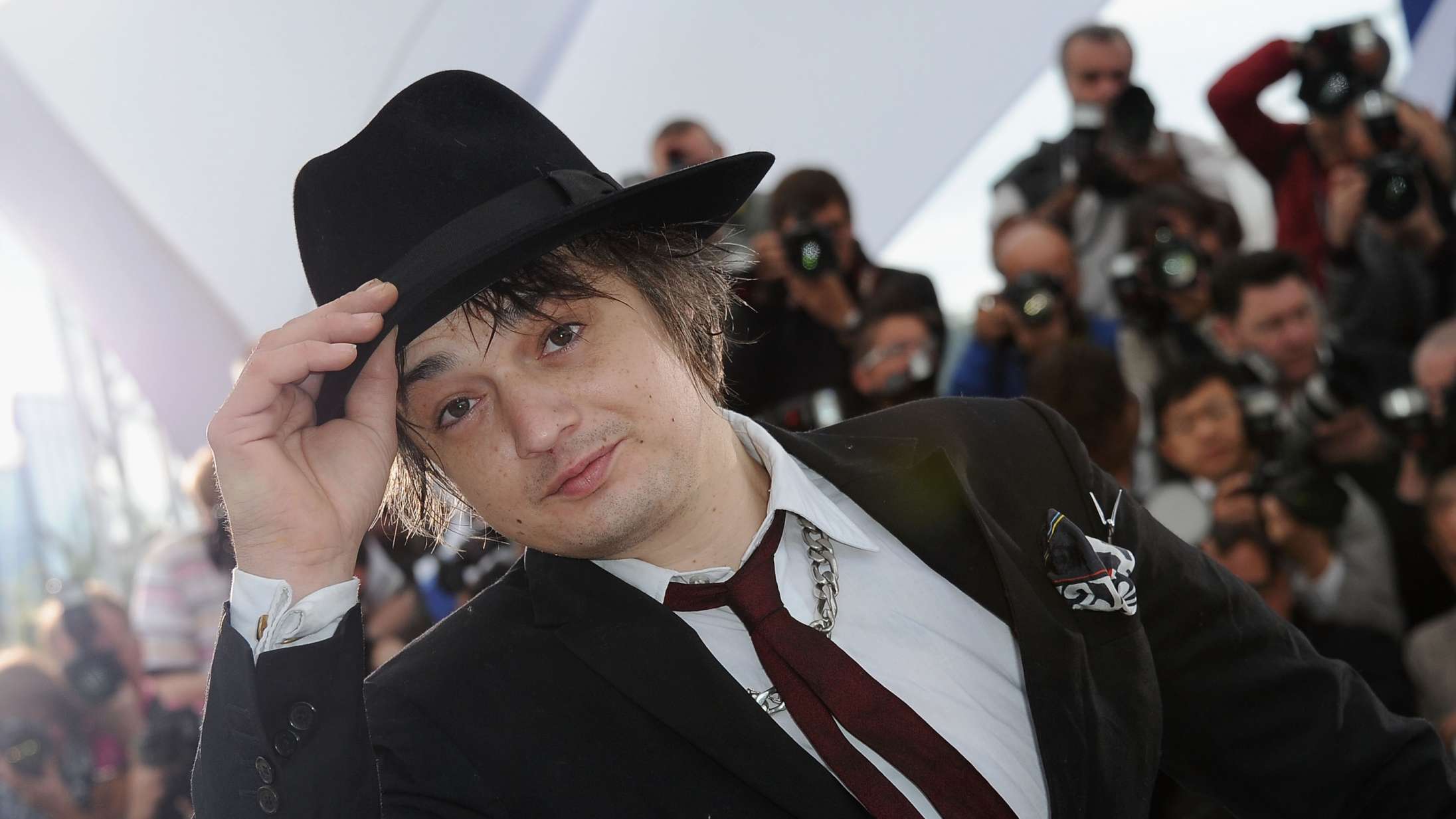 Pete Doherty har fået dad bod og grå hår og hurra for det