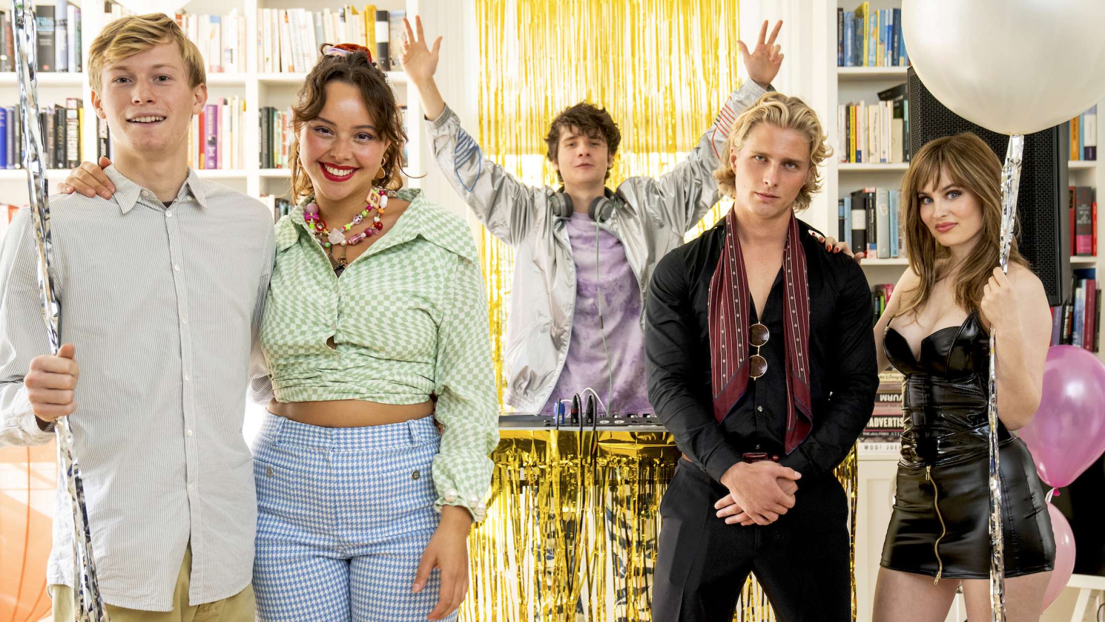 Sexbesatte teenagere møder smuk alien i den kommende danske ungdomskomedie ‘Jomfruer fra rummet’