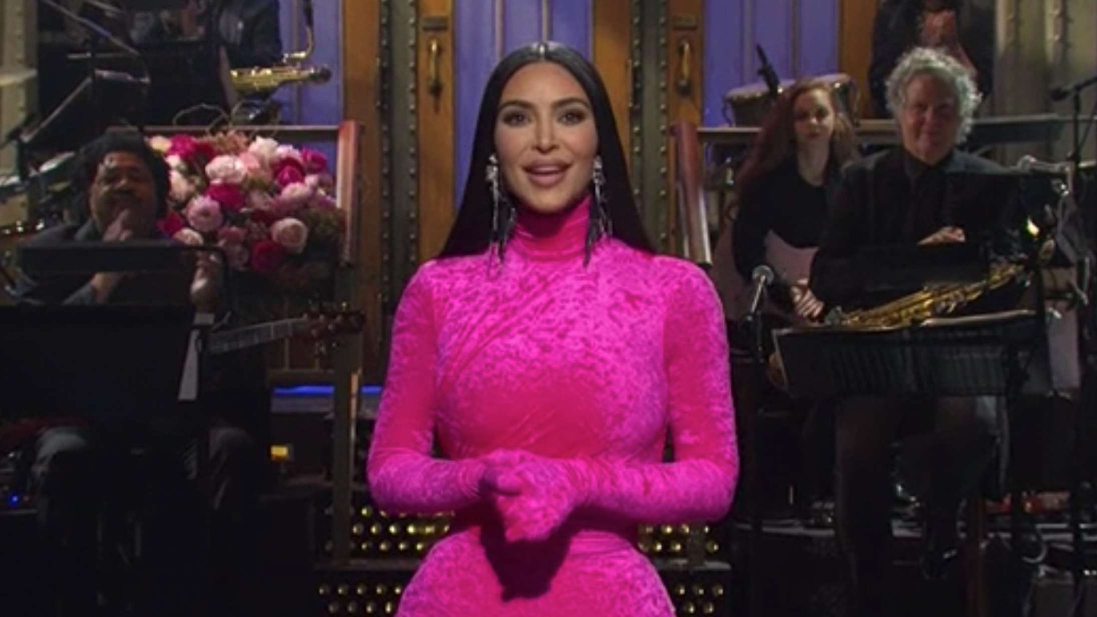 Se Kim Kardashian tage pis på sit notoriske sextape og Kanye West i veloplagt ‘SNL’-debut