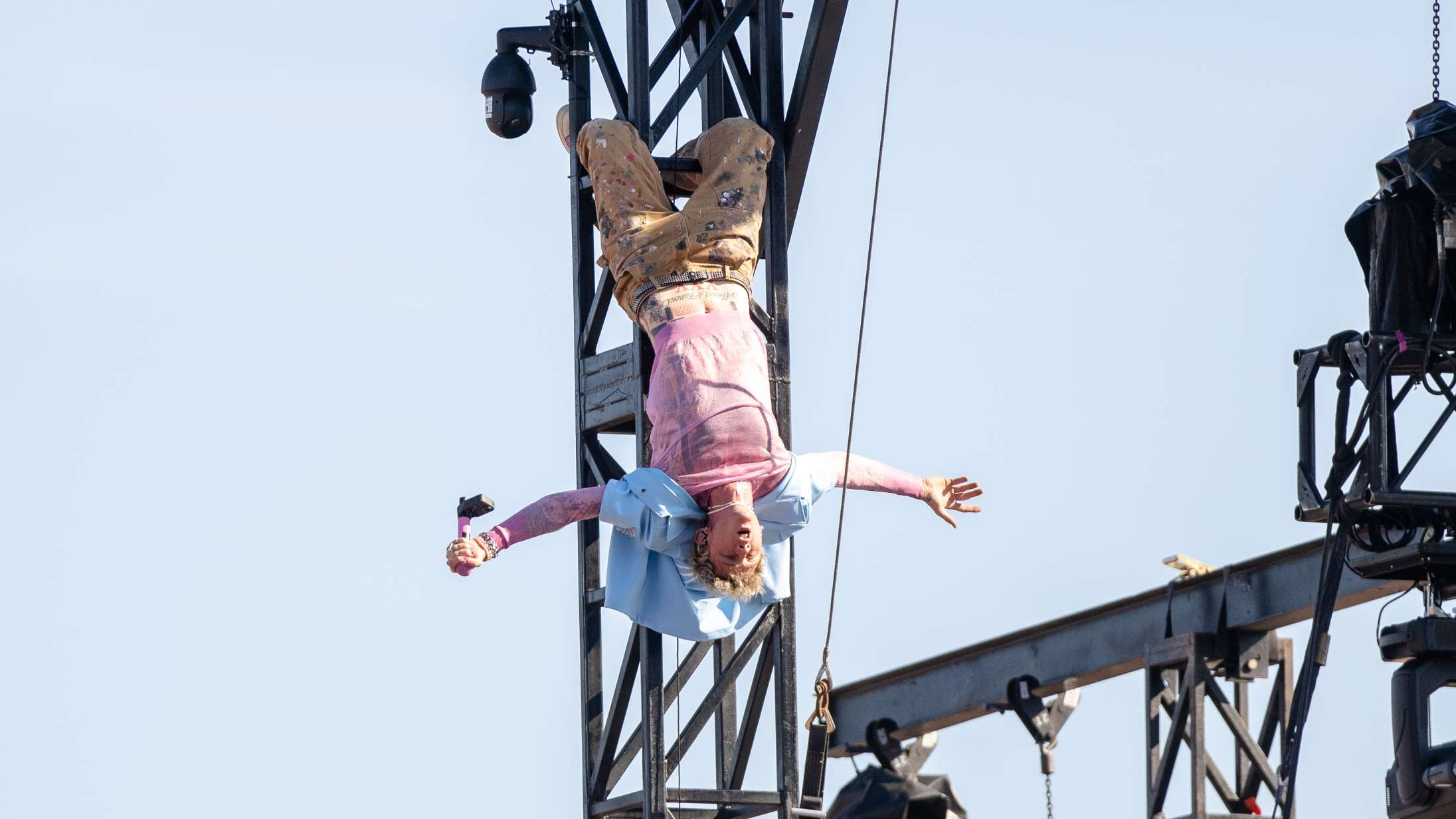 Machine Gun Kelly kastede sig ud i halsbrækkende stunt til festivalkoncert i weekenden – se video