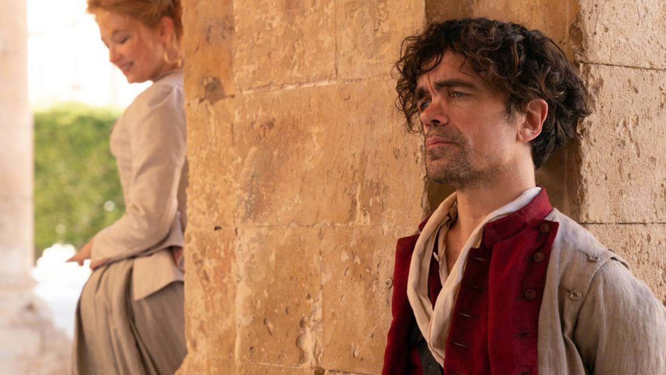 Se Peter Dinklage i traileren til den hjerteskærende musicalromance ’Cyrano’