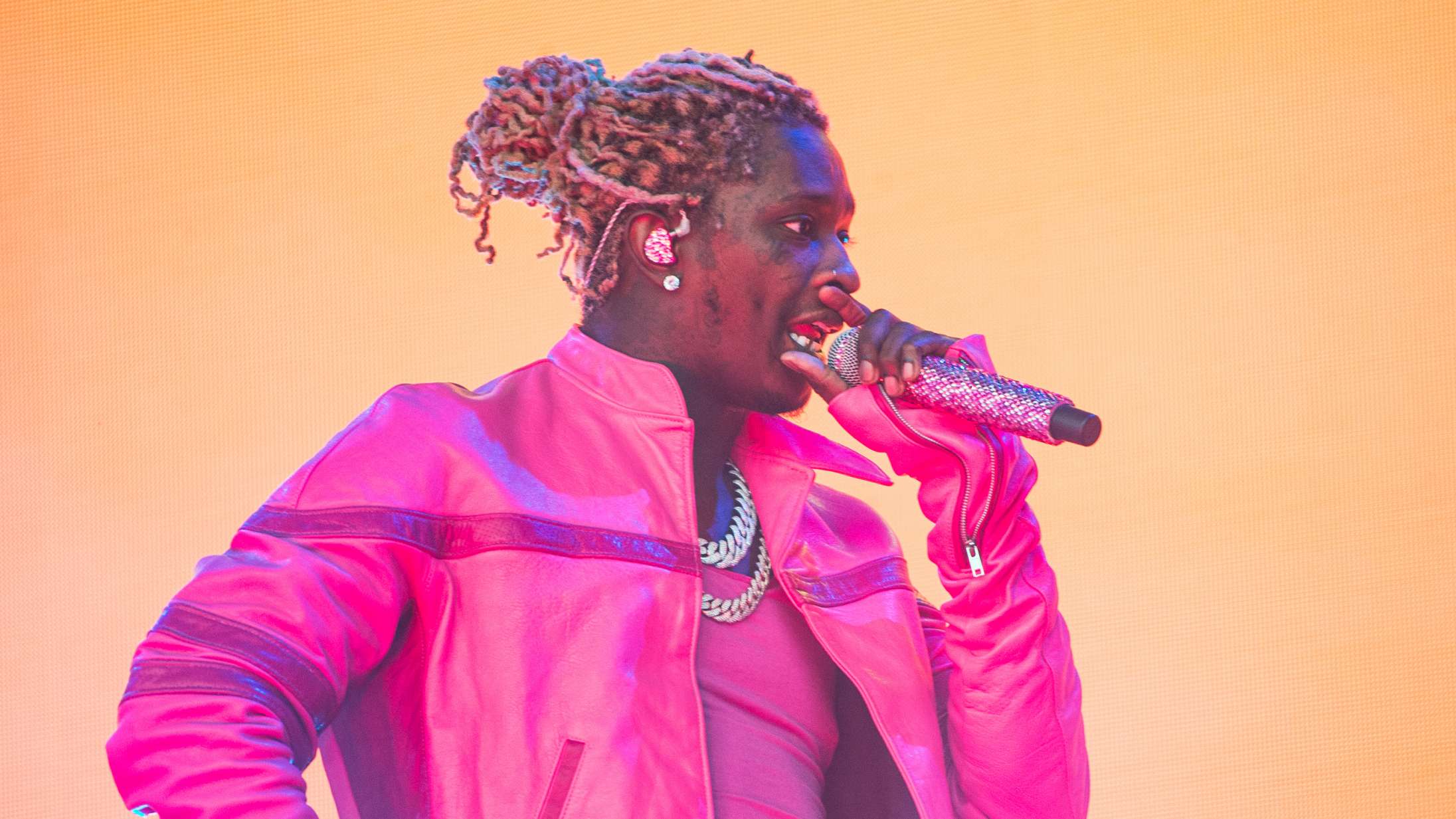 Se Young Thug fri til kæresten under koncert i Atlanta