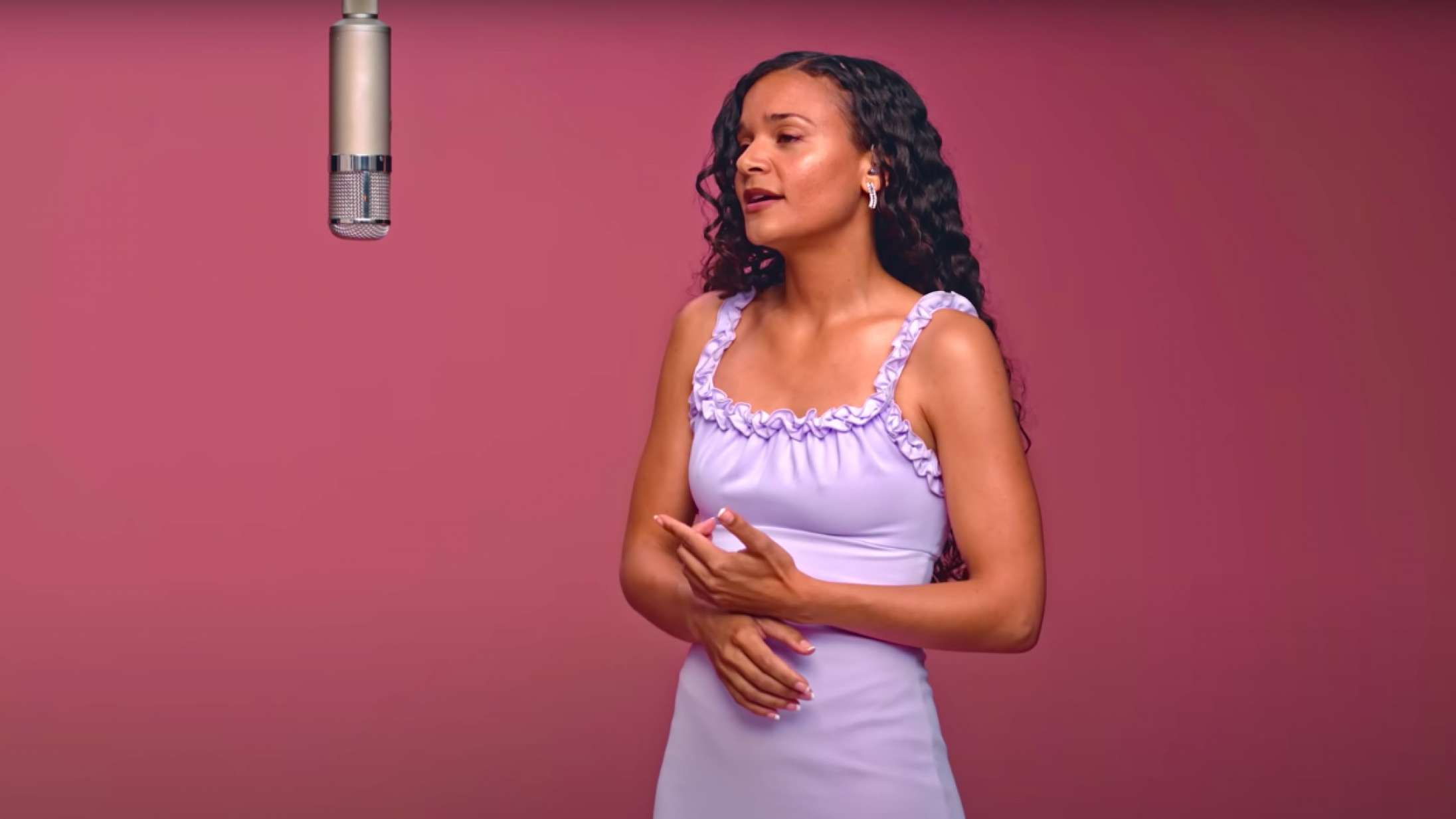 Se Erika de Casier synge ‘Make My Day’ hos stor, international YouTube-kanal