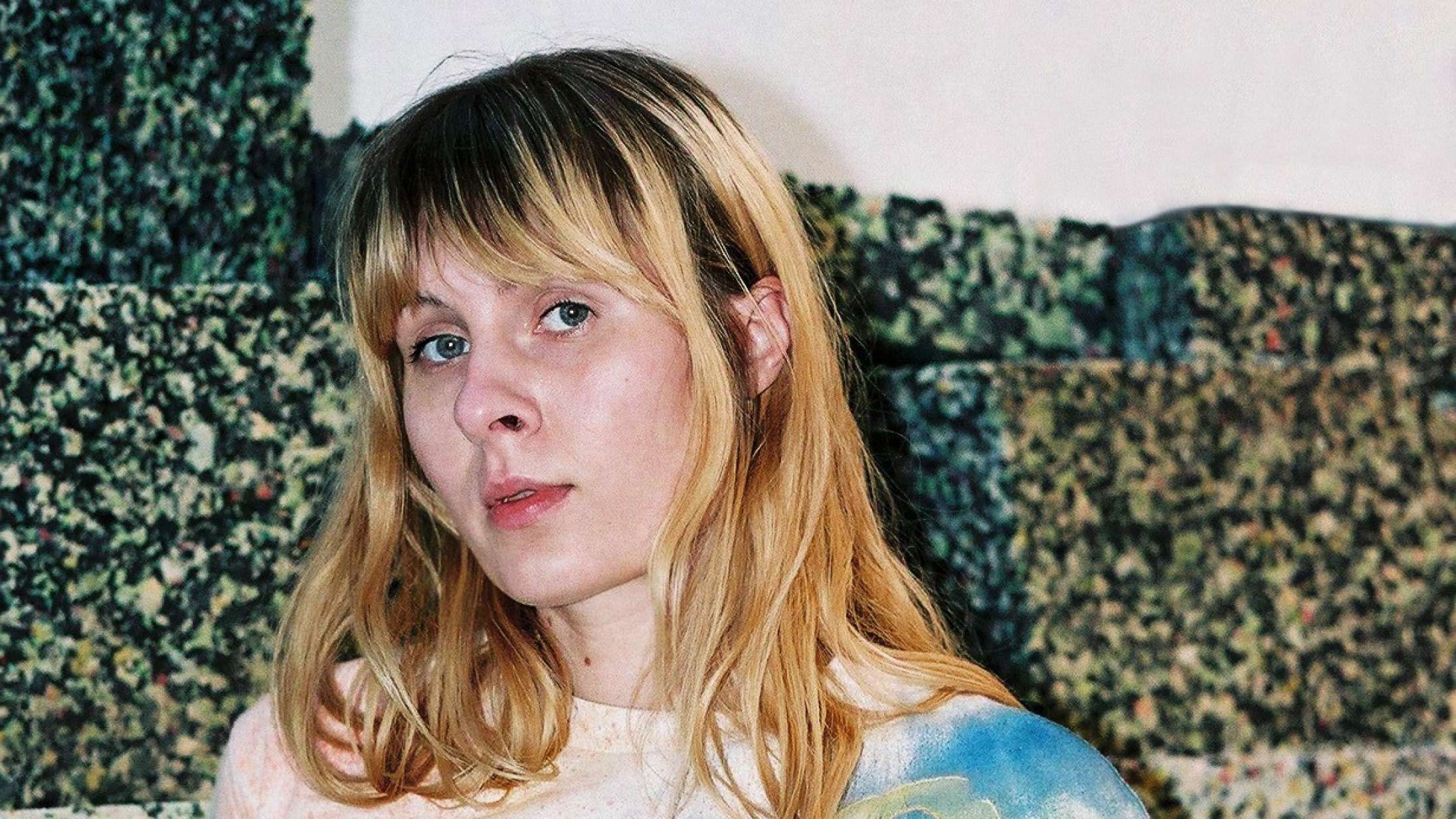 Premiere: Danske Eee Gee synger om det at være et dårligt menneske med musikvideo inspireret af notorisk Britney Spears-interview