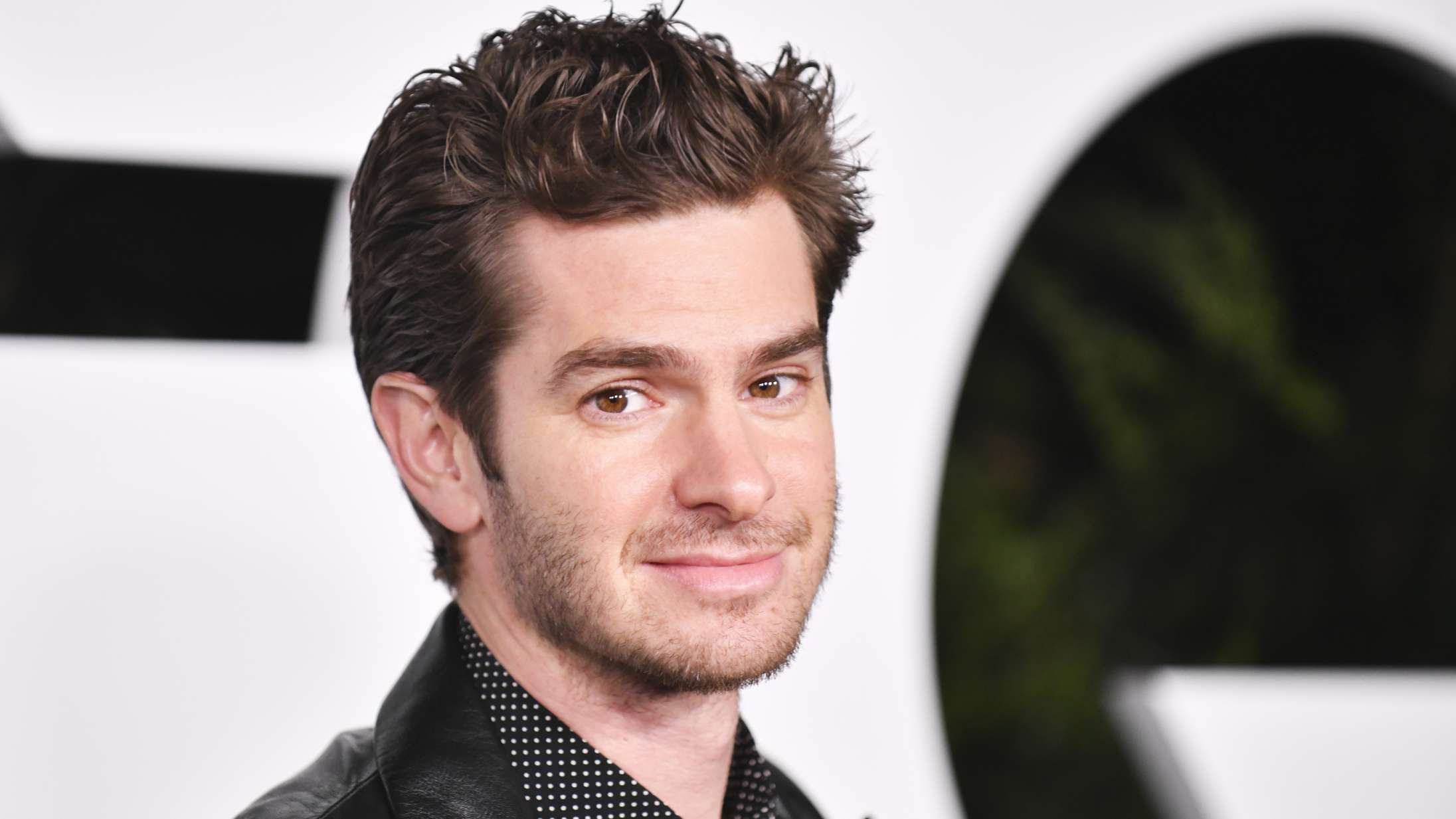 Rørt Andrew Garfield fortæller Stephen Colbert om sorgen ved at miste sin mor – se klippet her