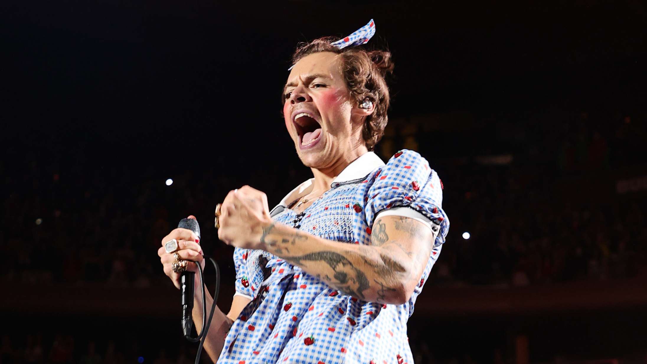 Se udklædt Harry Styles synge ‘Toxic’ og ‘Over the Rainbow’ til Halloween-shows i New York