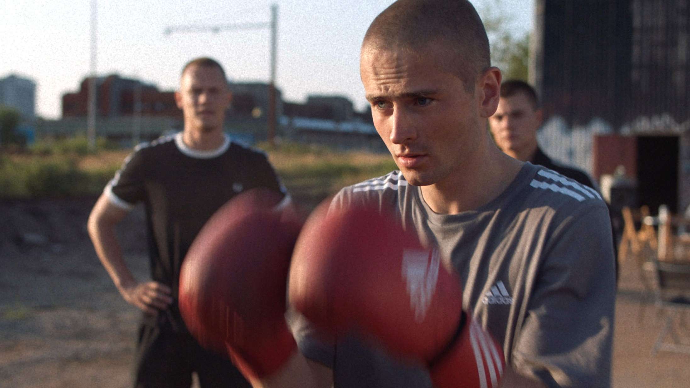 ’Hooligan’: Unge skuespillere bærer hårdtslående DR3-serie om fodboldfans og Aalborgs underverden