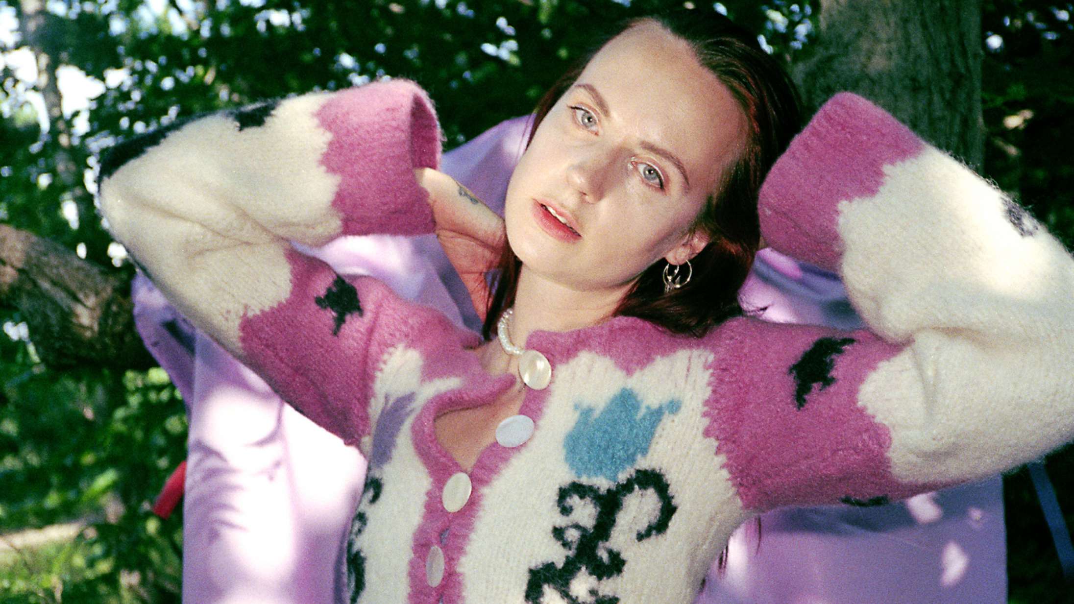 Mø er klædt ud som Brad Pitt i hele sin nye musikvideo