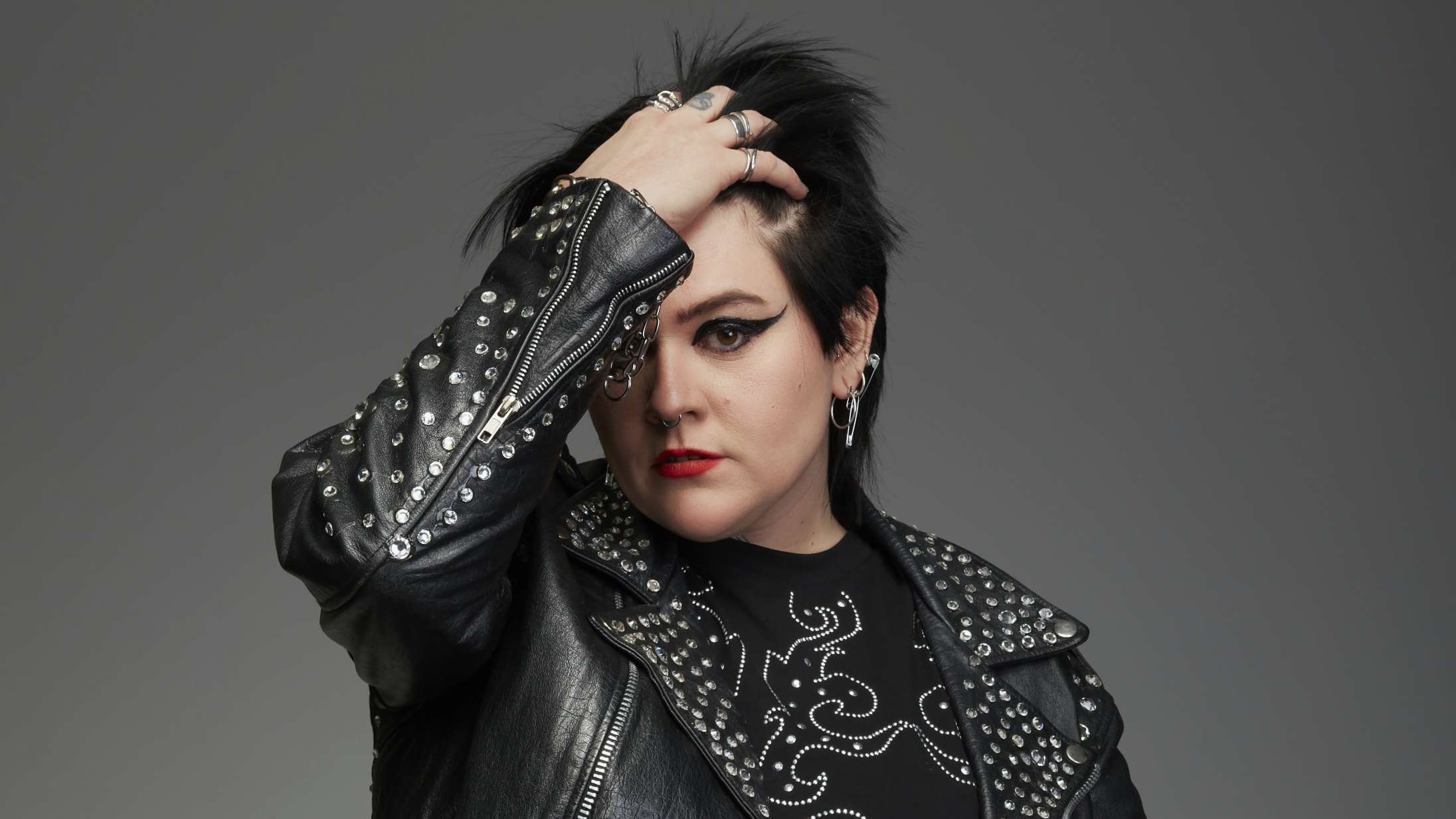 ‘Heavy Metal Feelings’: Rebecca Lou har opfundet sin egen genre, der kan rumme både det tungsindige og vældig catchy