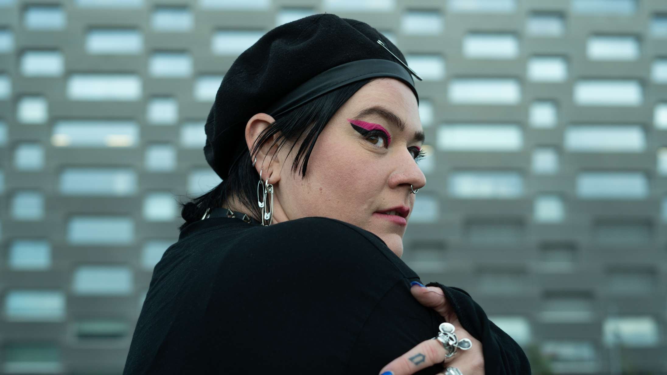 10 sange der har defineret Rebecca Lou: »Jeg har ofte følt mig alene som kvinde og queer i rockmusikkens verden«