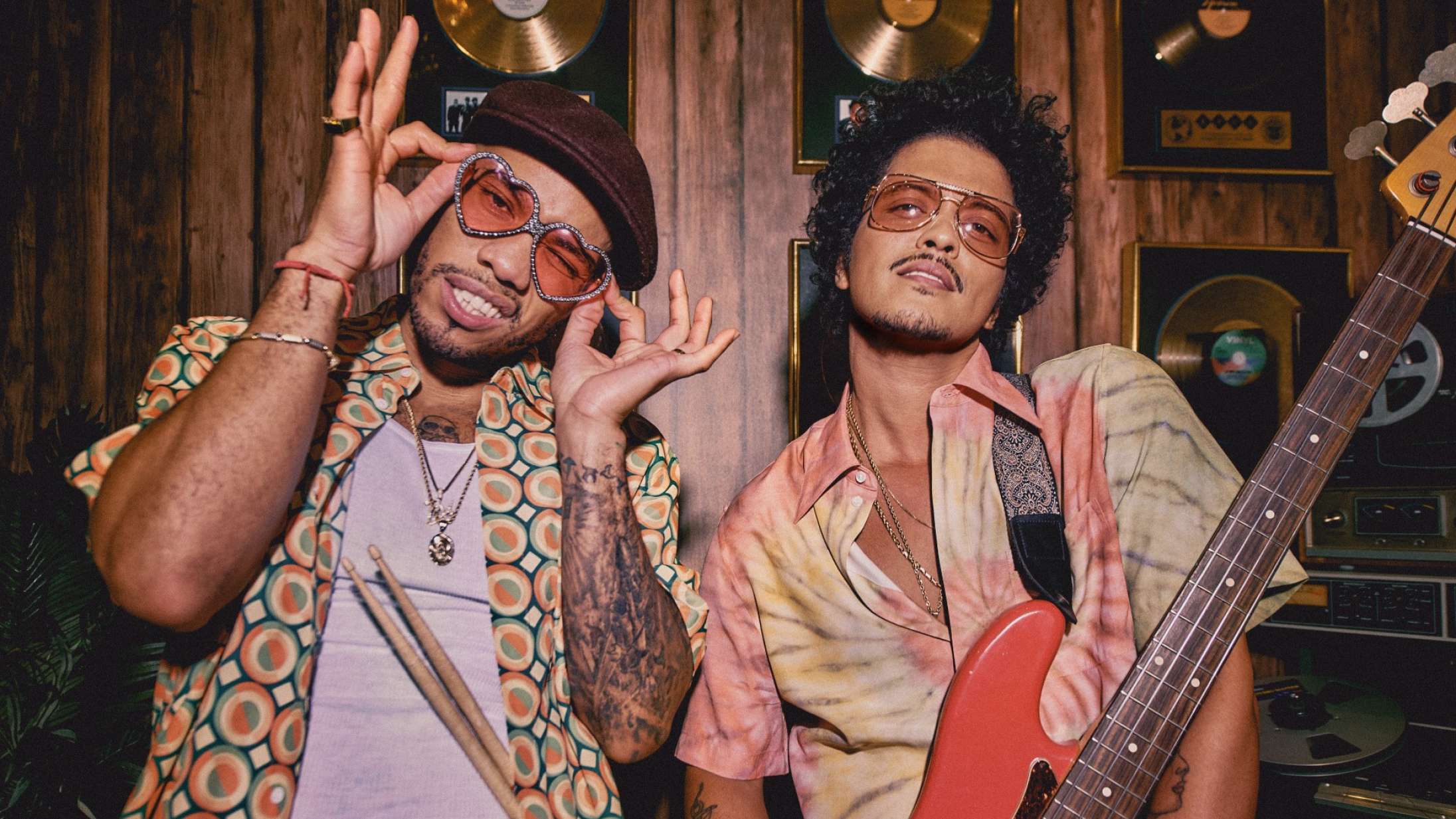 Bruno Mars og Anderson .Paak oser af 70’er-charme på deres første album som superduoen Silk Sonic