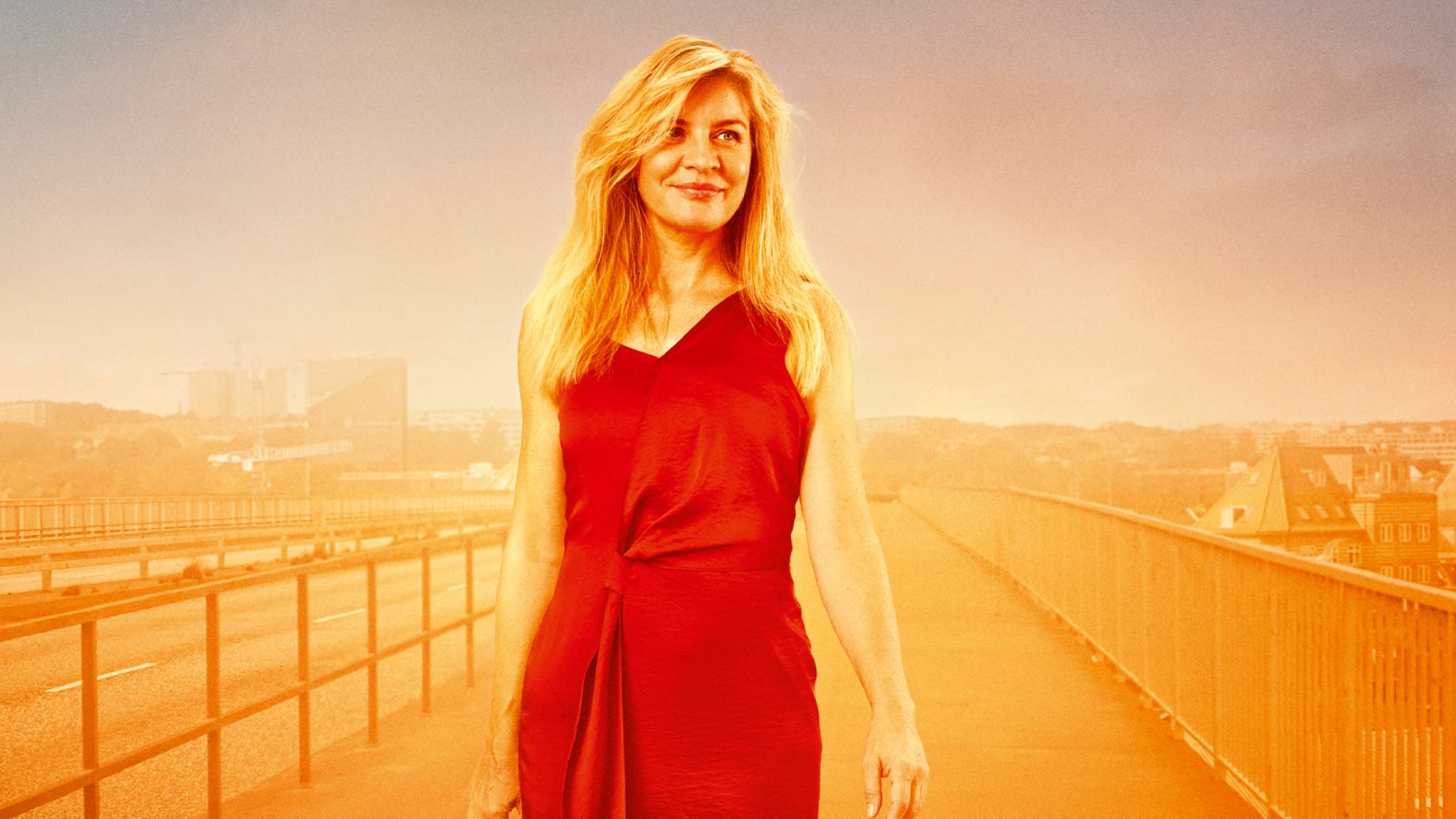 Mille Dinesen omfavner singlelivet i ny komedie: Se traileren til ‘Tag min hånd’