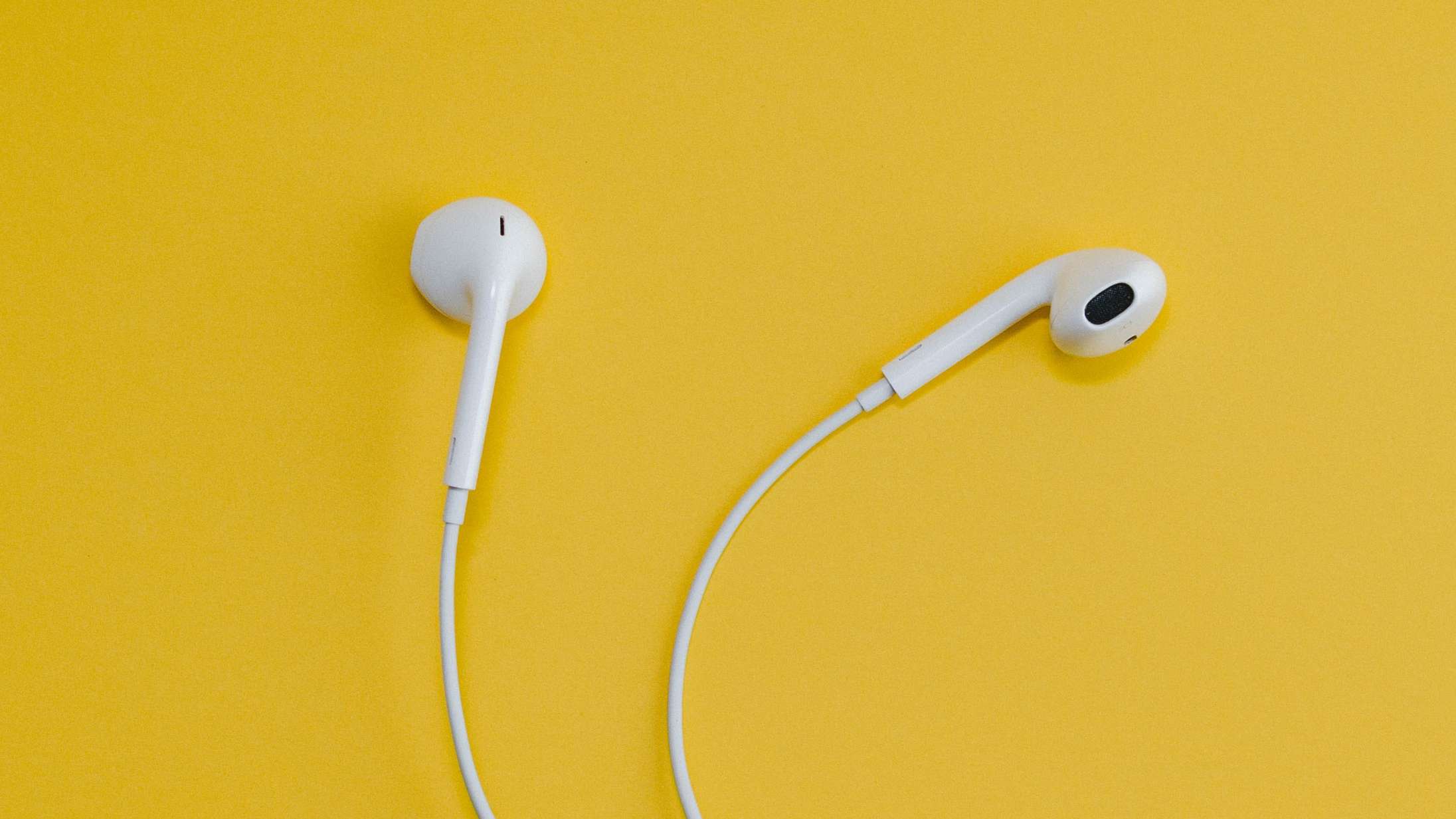 Apples hvide hovedtelefoner med ledninger gør kontroversielt comeback – men er de kun cool for rige unge kvinder?