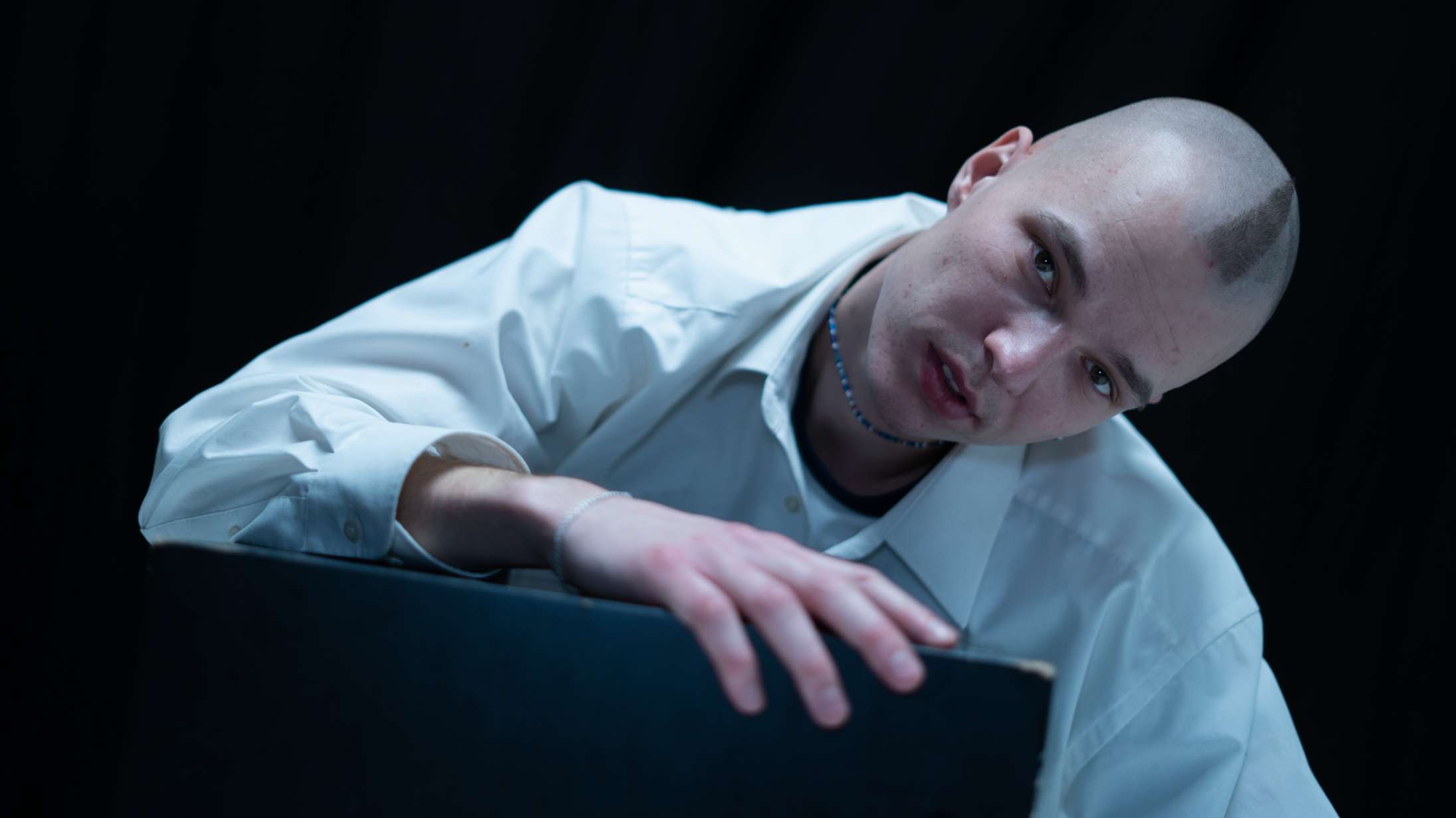 Søns ’Black Friday’ er både begravelsessalme og protestsang: »Gnisten kom meget konkret af en demonstration, jeg var til«