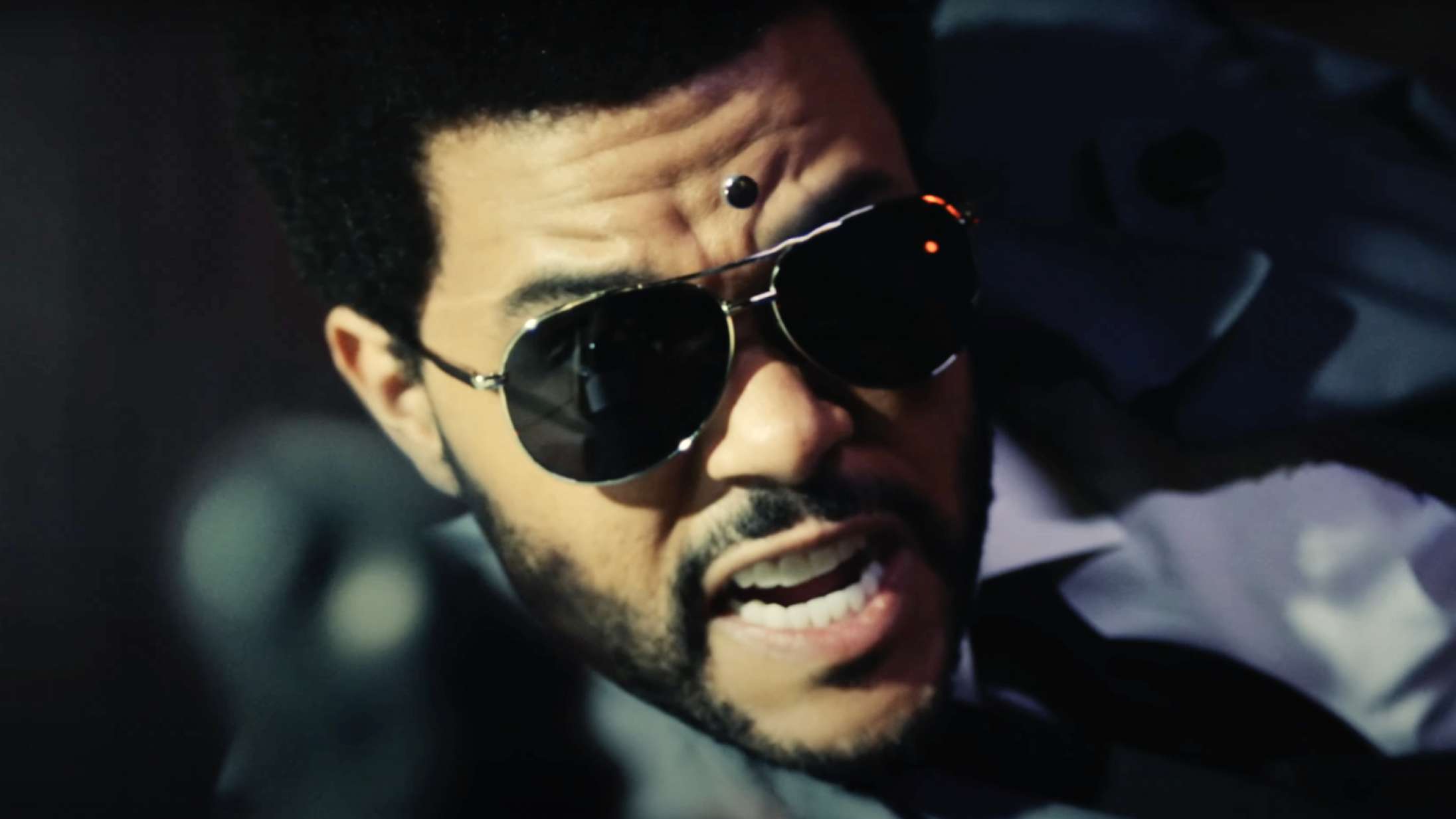 Det flyder med blod og skydevåben i The Weeknd og Post Malones nye musikvideo