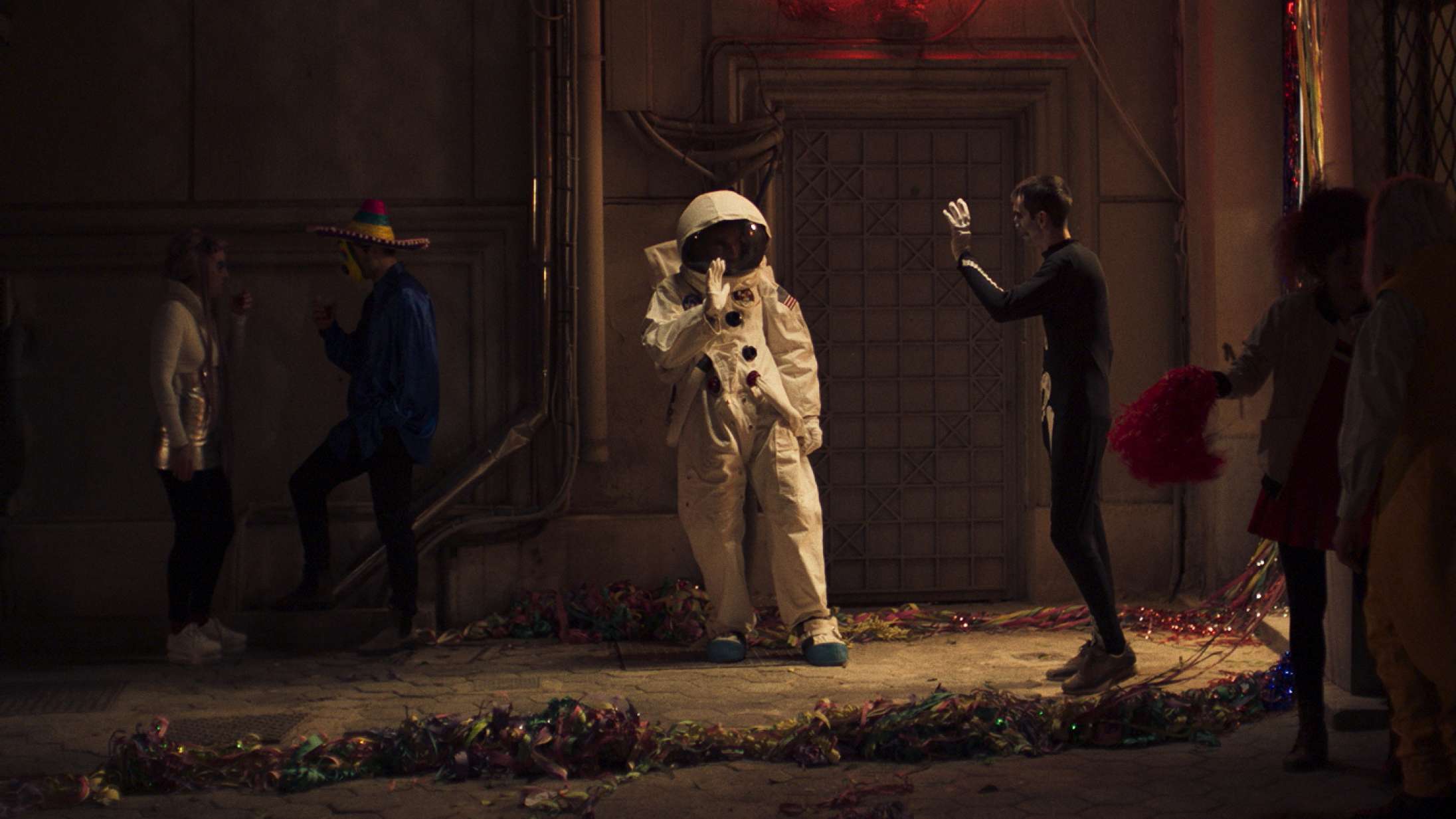 ’Apples’: Det eneste, Ari kan huske i absurd-filosofisk ny film, er … æbler