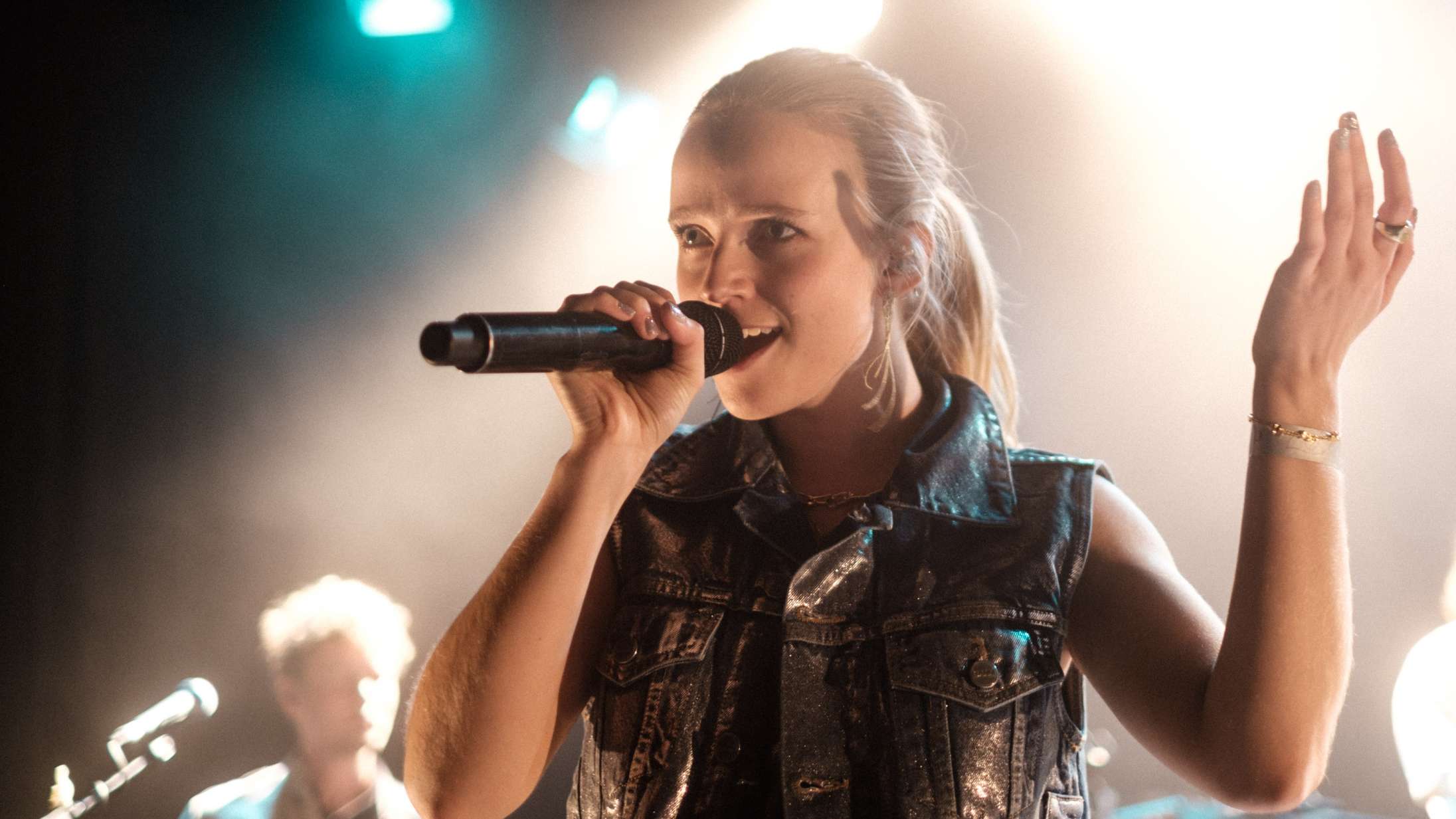 Da Dopha smed alle hæmninger og gik amok på scenen, mærkede man popstjernepotentialet