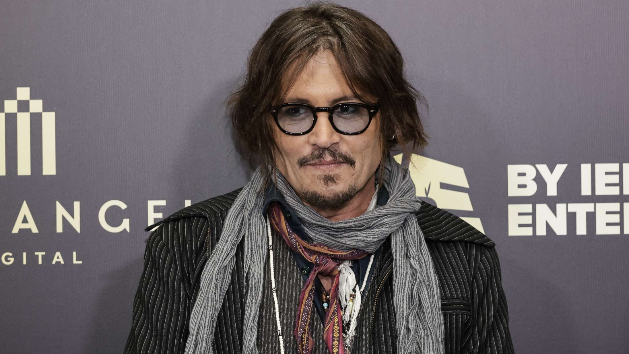 Se første billede af Johnny Depp som konge i første store rolle efter retssag