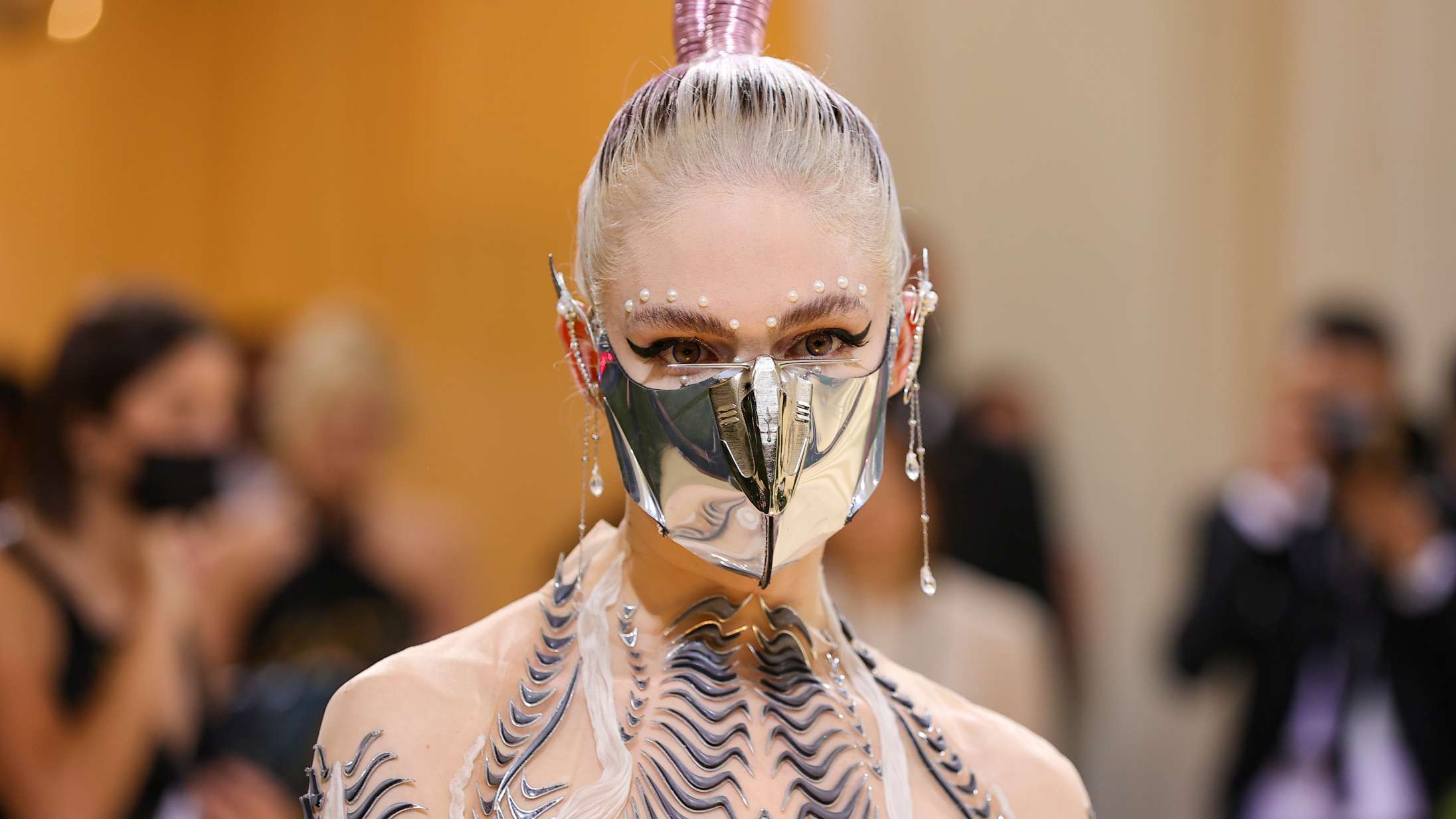 Grimes har fået tatoveret hele sit ben – næste stop er ansigtet