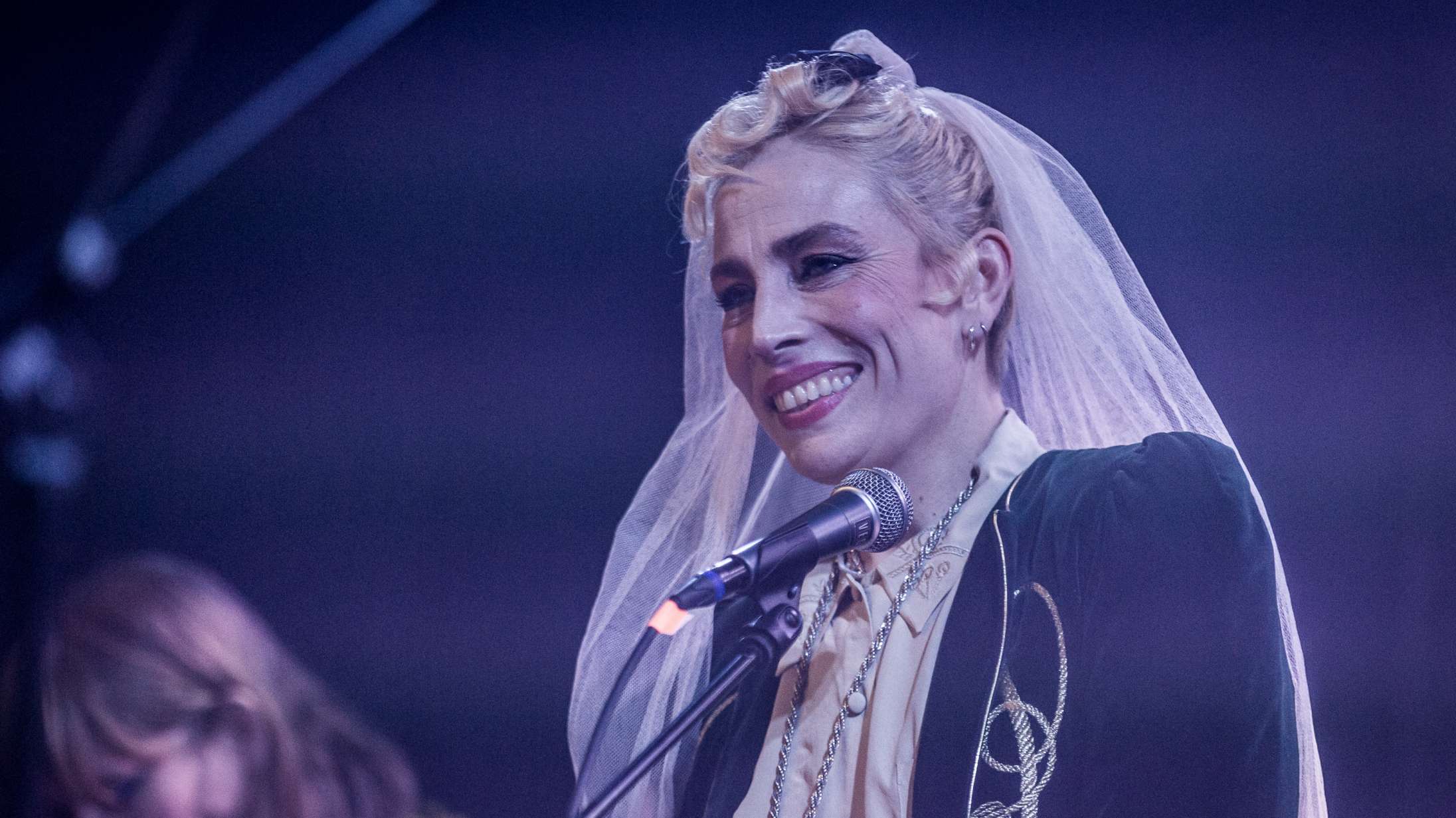 Vidunderlige Jenny Wilson sænkede paraderne og var både nærværende, flosset og stærk i Store Vega