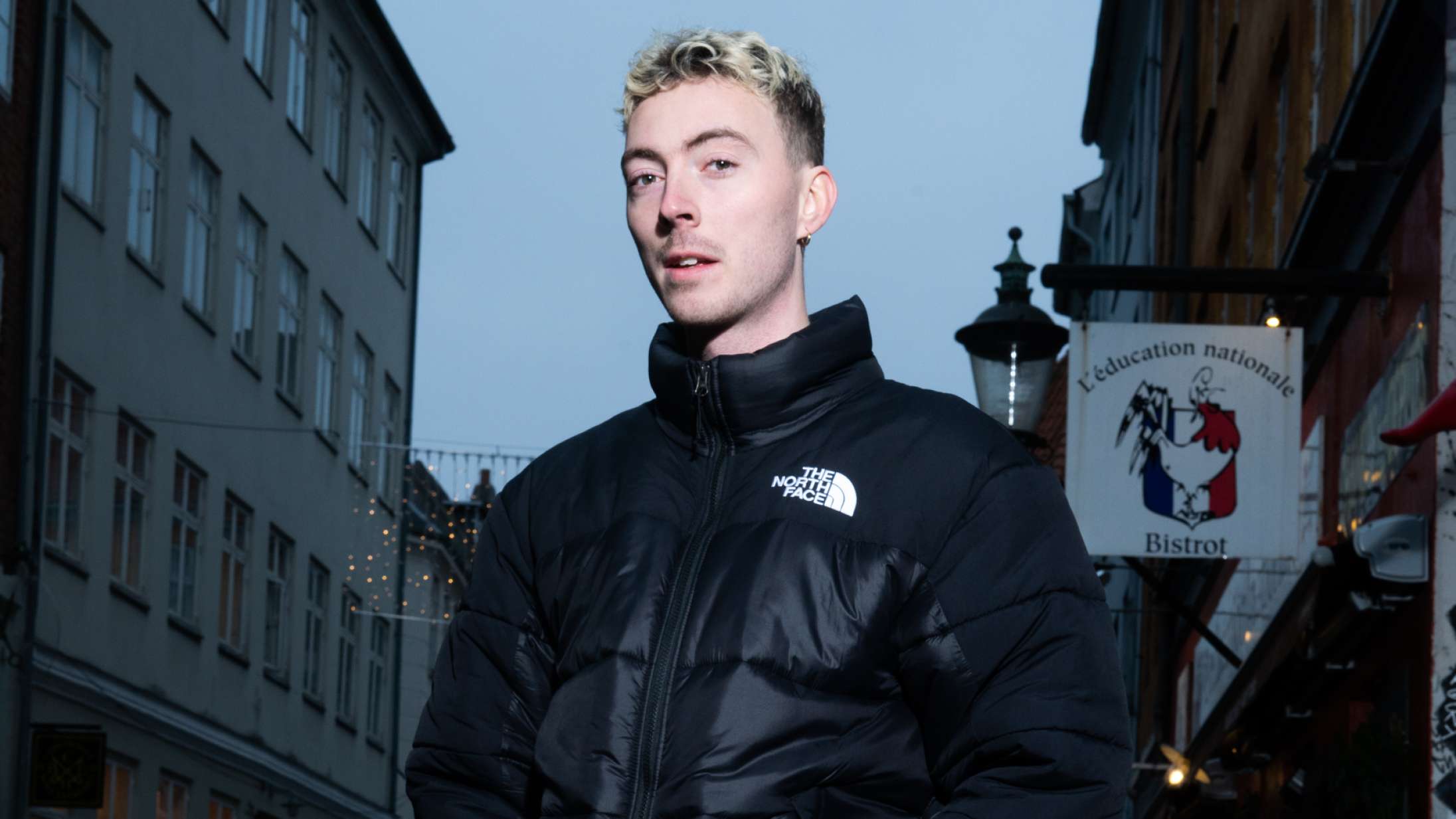 Årets profil ifølge Soundvenue #3: Lasse Deins progressive popsatire gør coronahelvedet en hel del sjovere