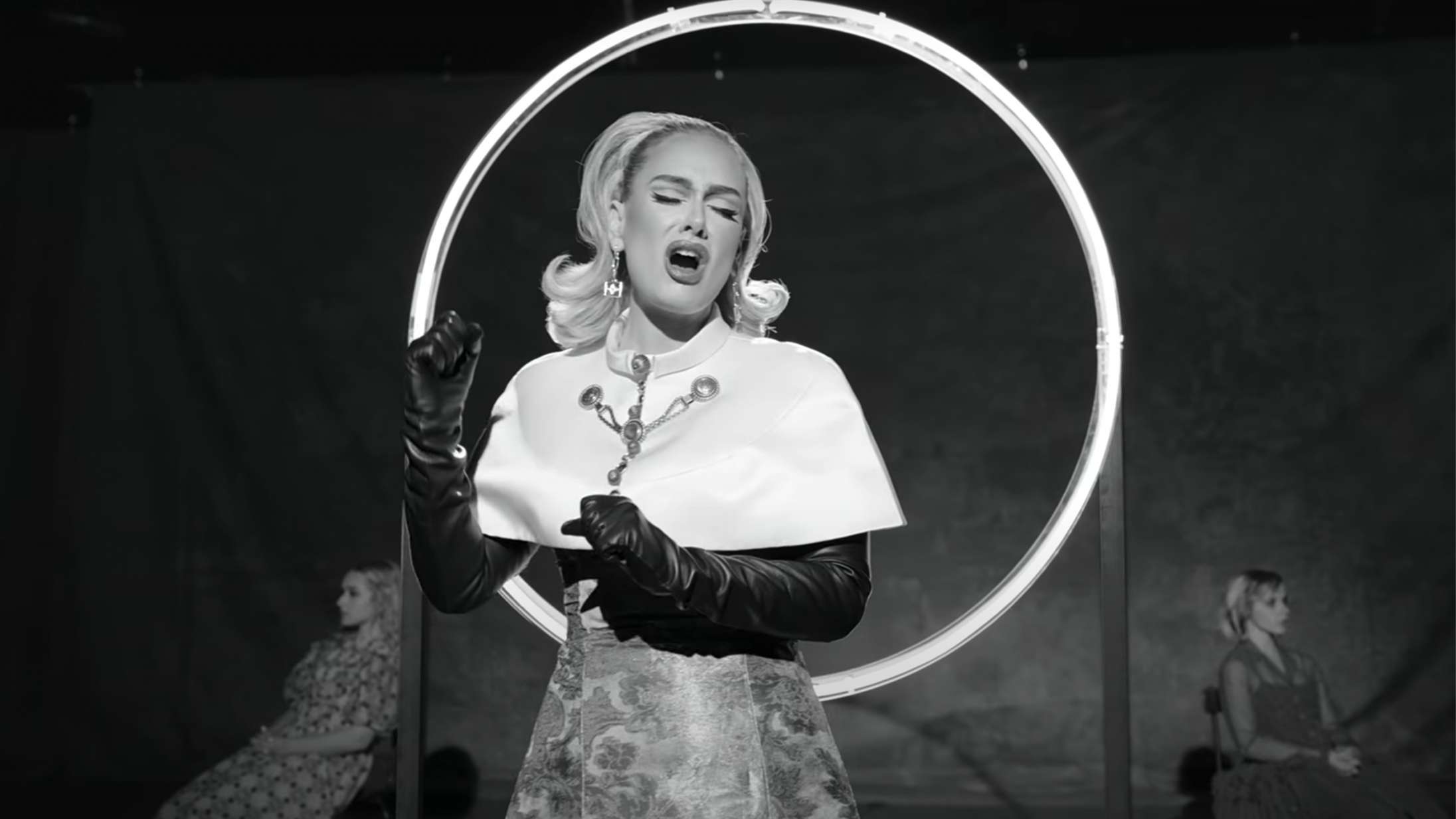 Se Adeles episke musikvideo til ’30’-hittet ‘Oh My God’
