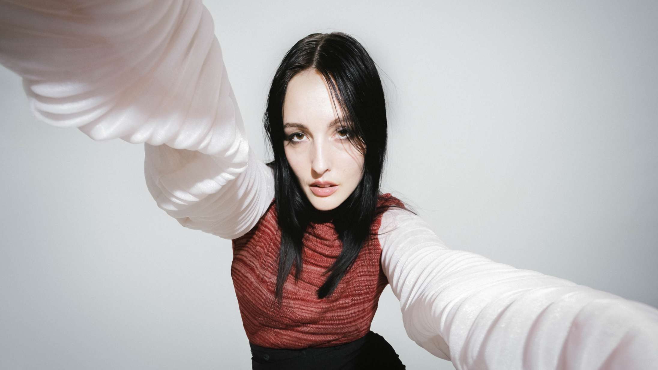 ‘Can’t Hate Myself Into a Different Shape’: Brimheim giver uendeligt meget af sig selv på formidabelt debutalbum, der konstant får hårene til at rejse sig