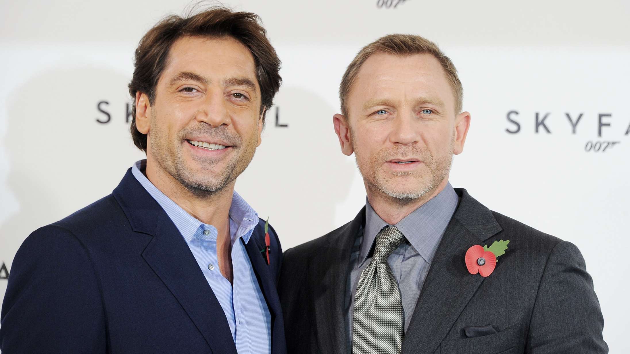 Javier Bardem fejrede Daniel Craigs fødselsdag ved at klæde sig ud som Bond-babe og springe ud af kage