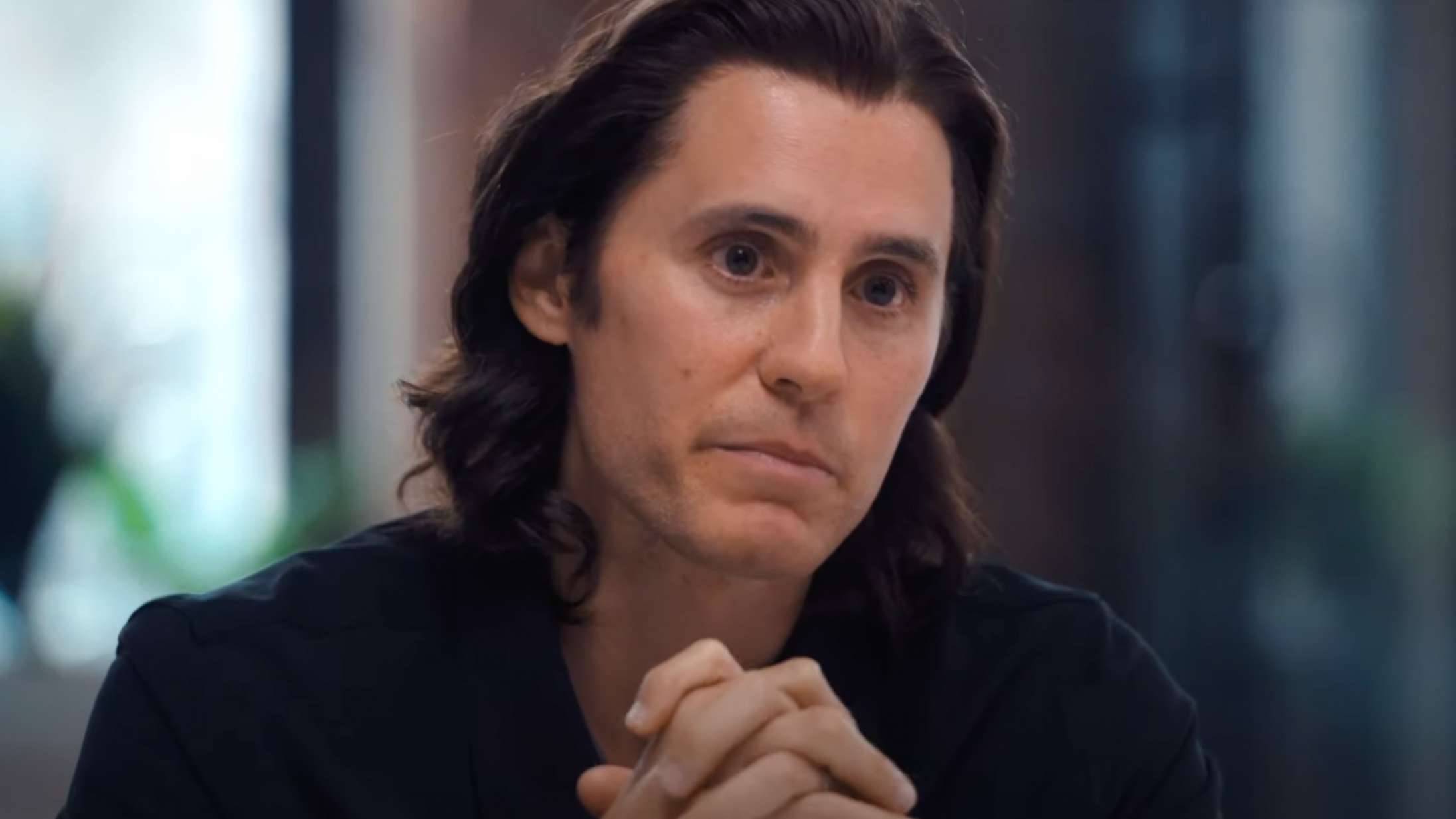 Jared Leto forvandler sig til gal entreprenør i traileren for serien ’WeCrashed’