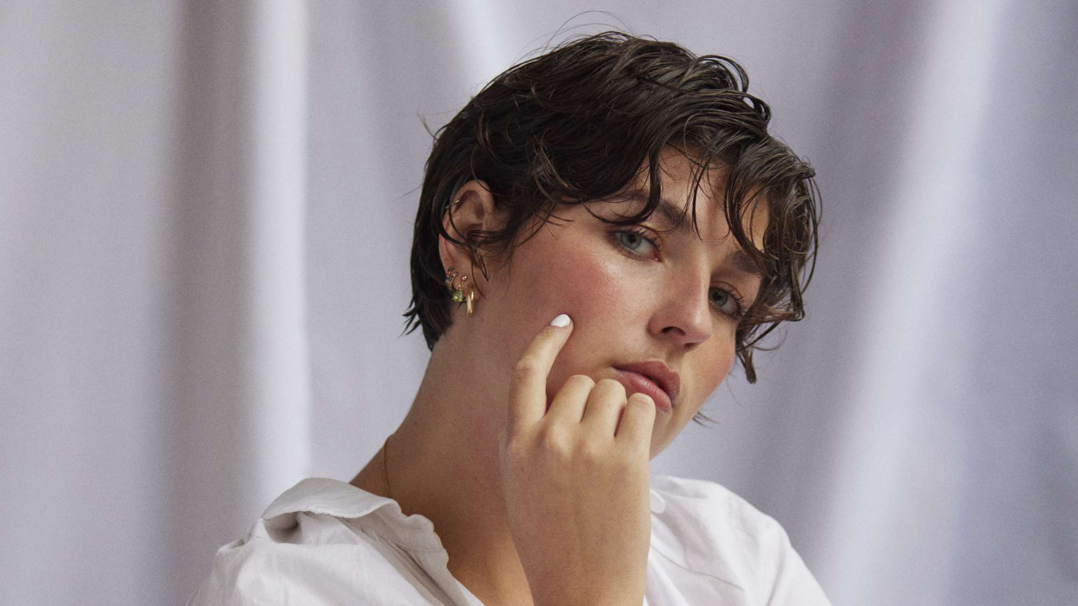 Premiere: Laura Zianis fantastisk dramatiske single vil »skabe et fælles rum for den smerte, jeg ser hos min generation«