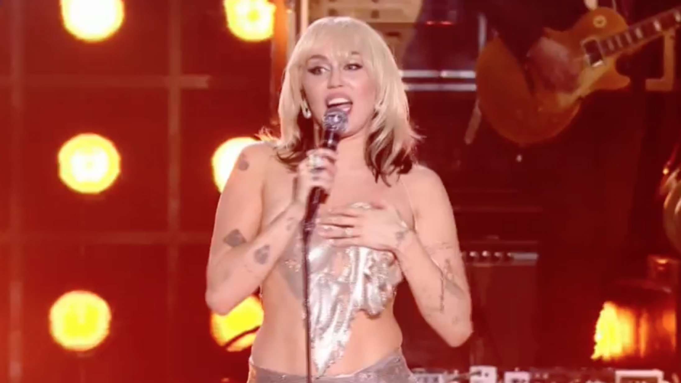 Garderobefejl spændte næsten ben for Miley Cyrus’ nytårskoncert