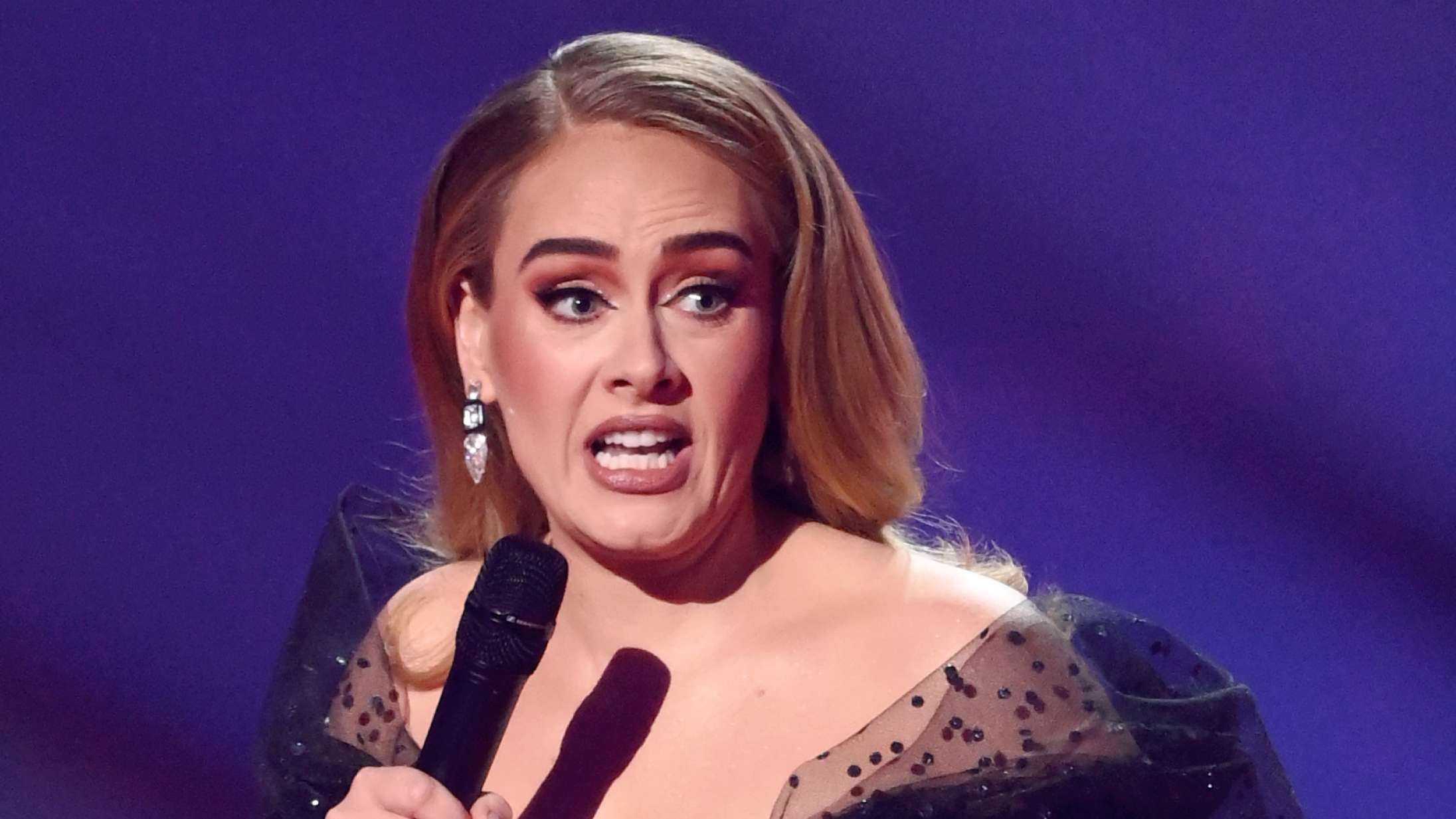 Adele rydder bordet til Brit Awards – og sender lille stikpille til musikbranchen i takketale