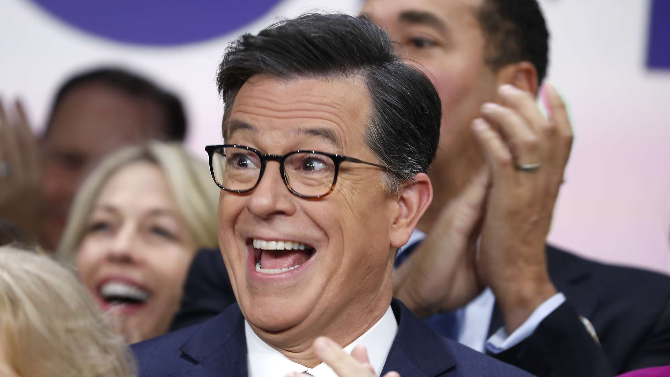 USA’s største talkshow-værter hylder Stephen Colbert efter fyring, mens Donald Trump godter sig