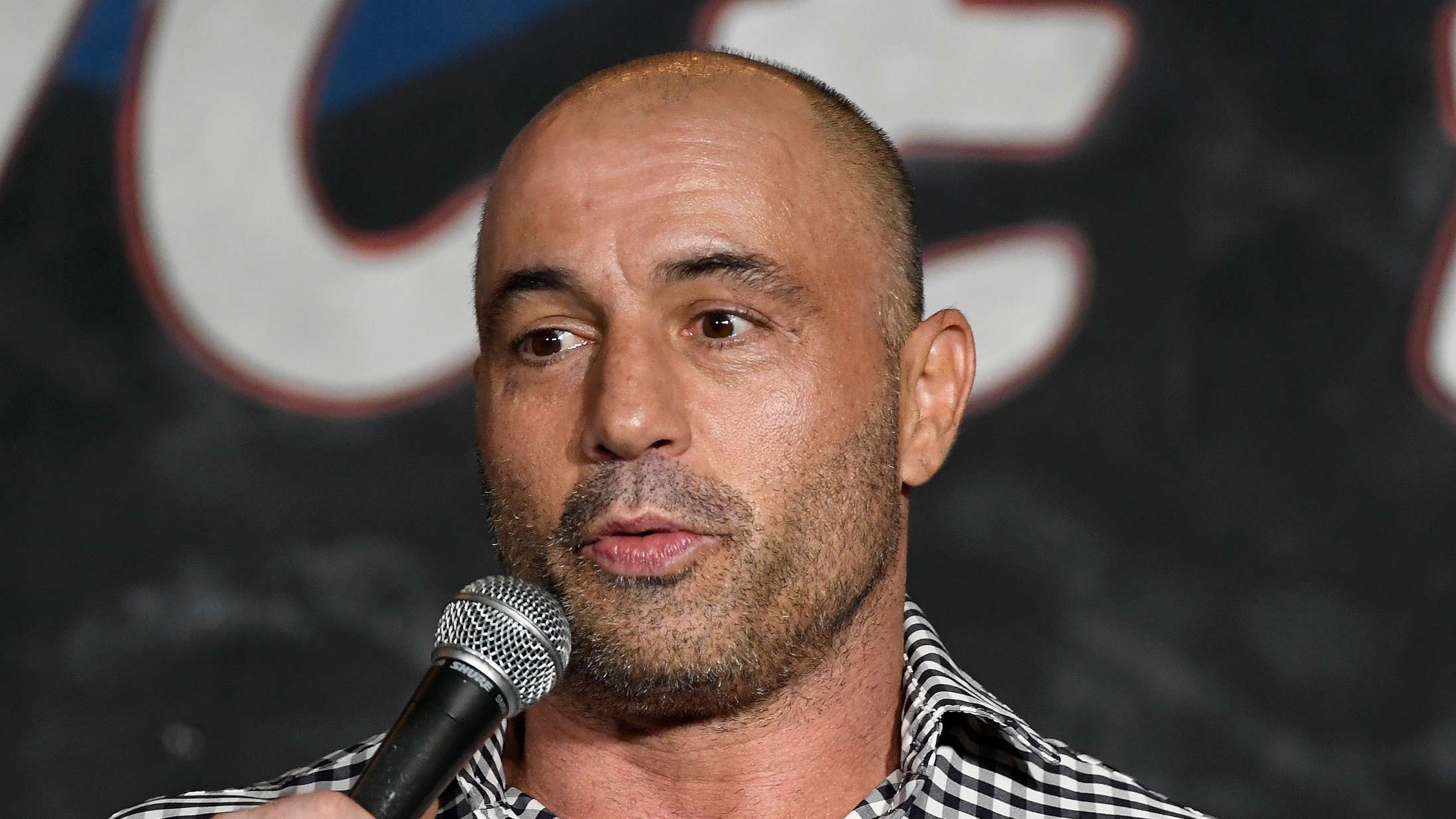 Joe Rogan bliver hos Spotify – afviser milliontilbud fra højrefløjsplatform