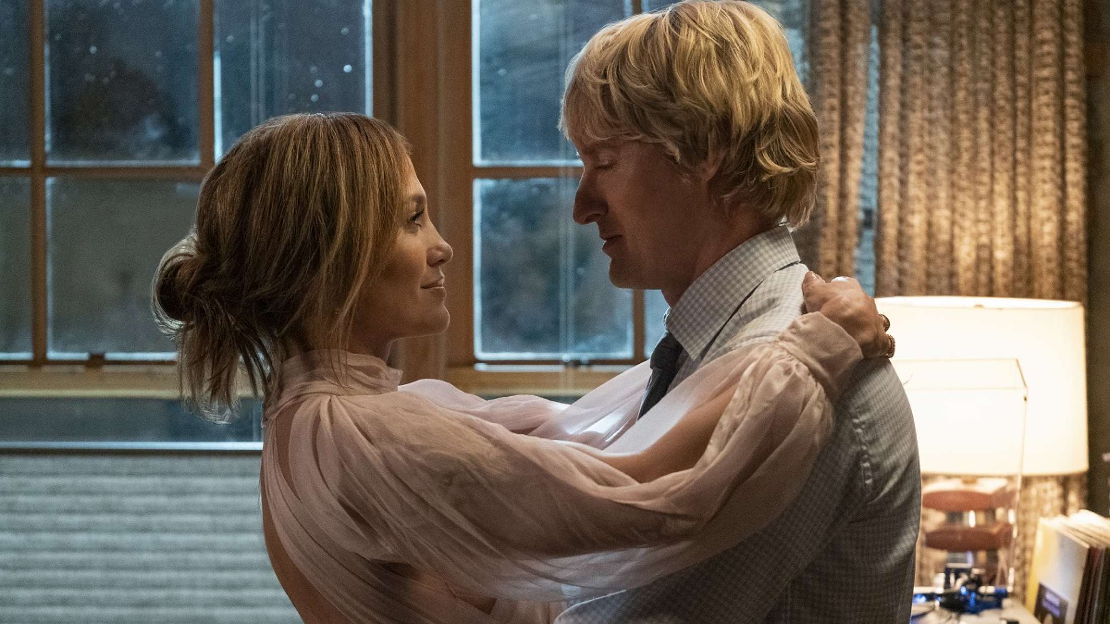 ’Marry Me’: Jennifer Lopez og Owen Wilsons er et dybt utroværdigt par i ny romcom