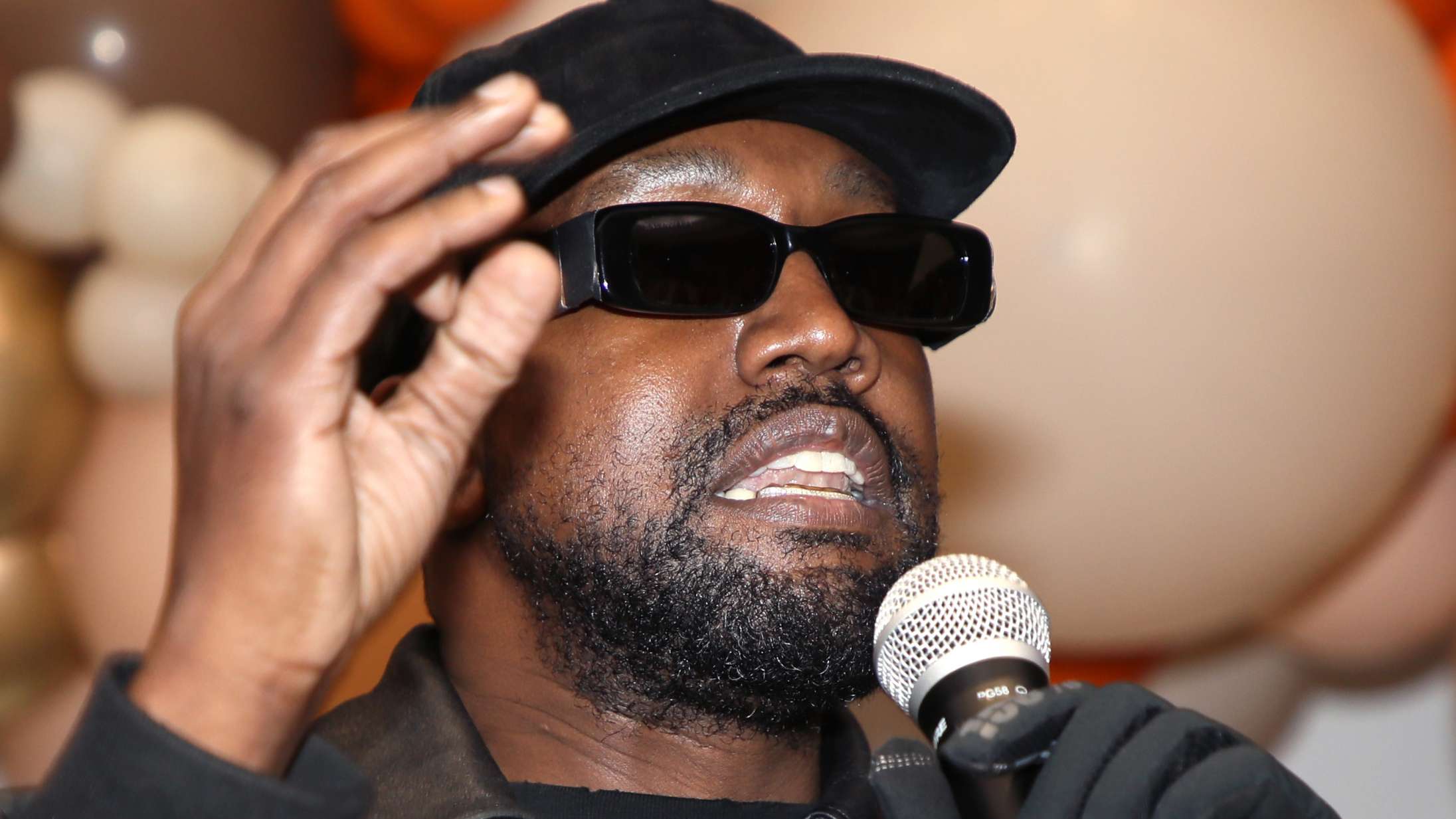 Kanye West forsvarer video, hvor han begraver Pete Davidson levende: »Kunst er terapi«