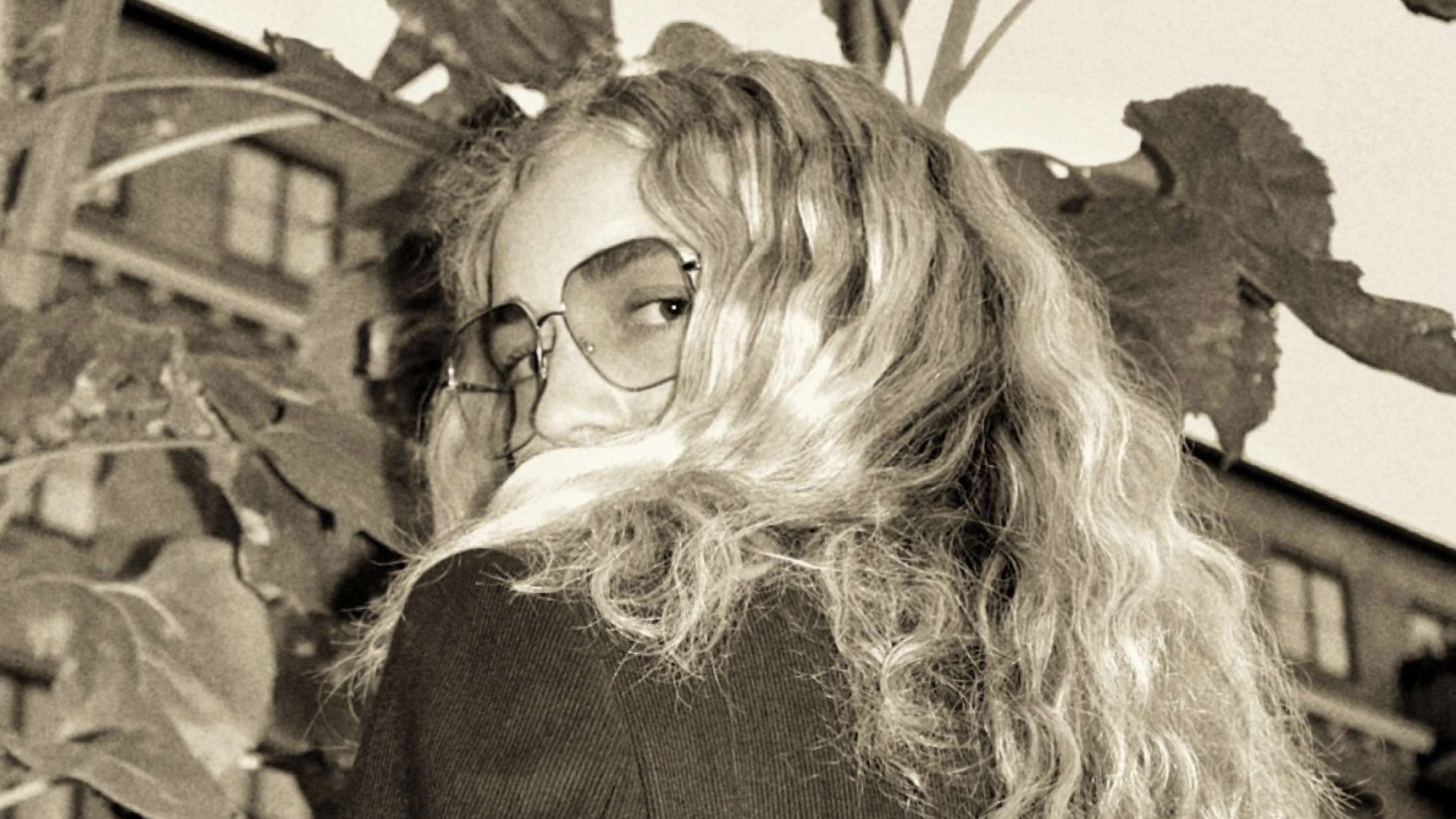 Premiere: Mercedess’ nye single blev til efter en akavet musikbranchefest