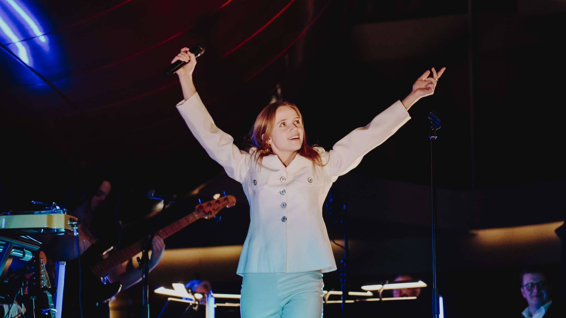 Se Dopha spille sin nye single ‘Pity Party’ i vild Crossover-optræden