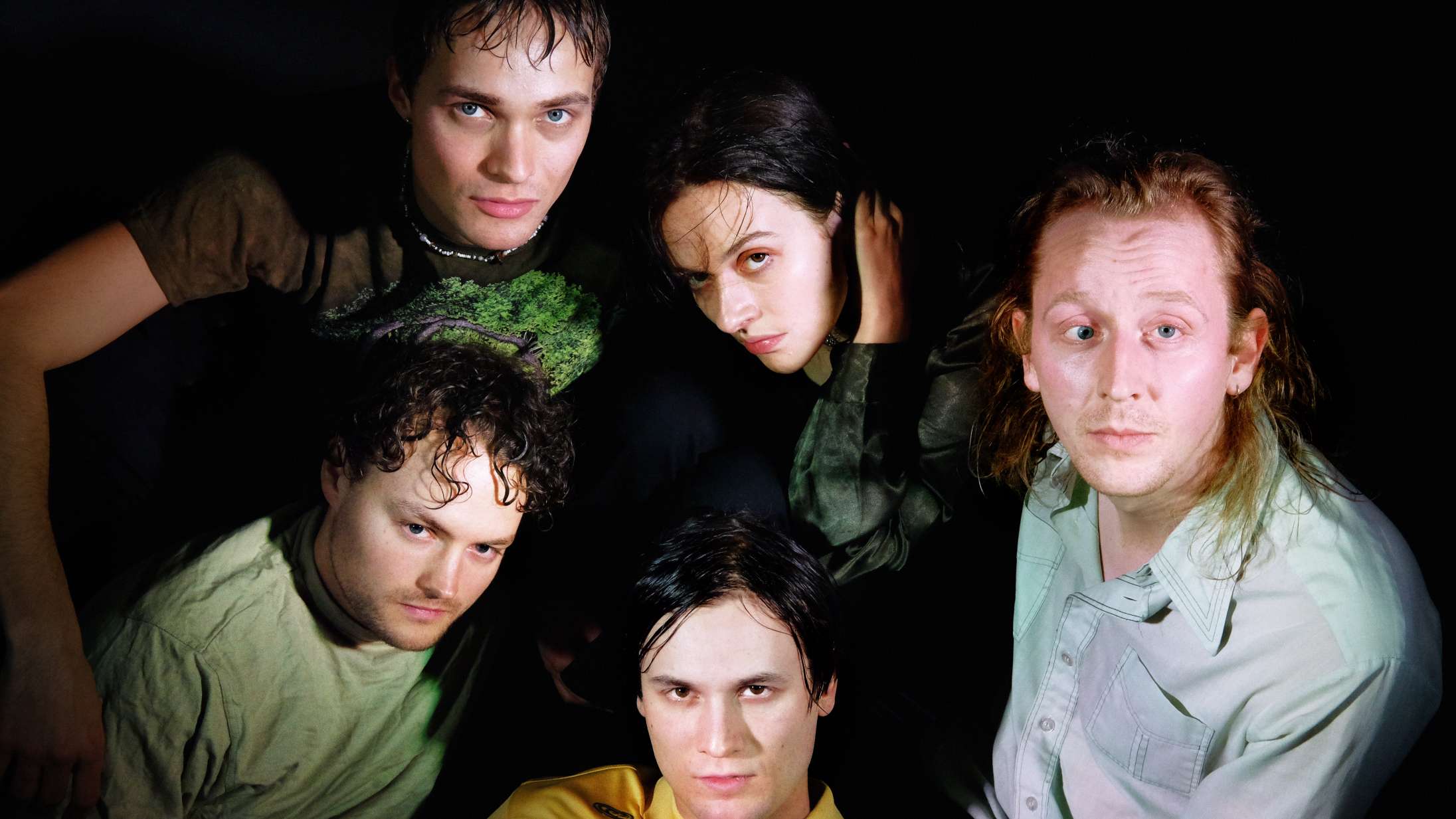 Premiere: Supergruppe fra undergrunden kigger frem med et brag af en popsang